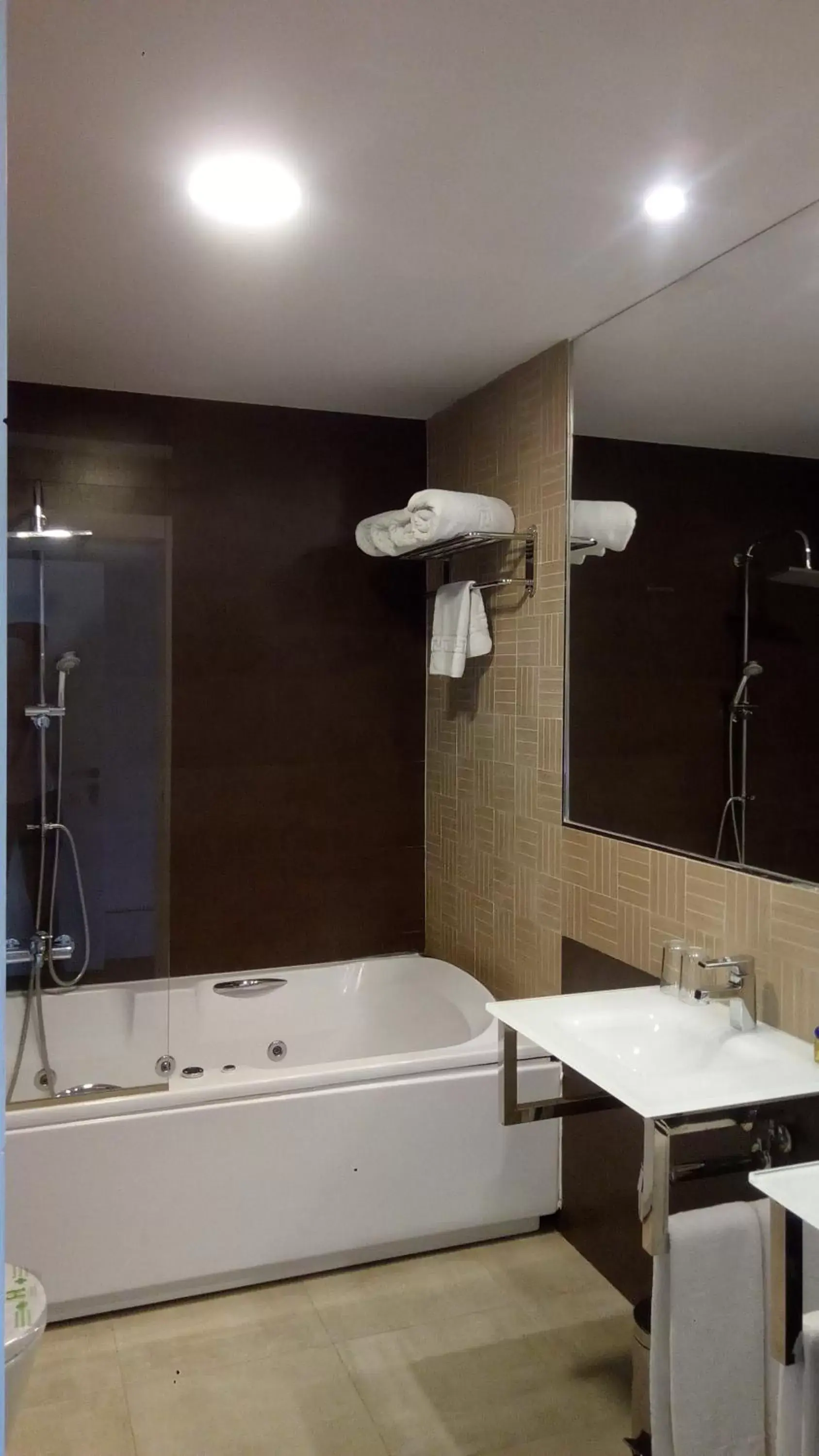 Bathroom in Hotel Resort Cueva del Fraile