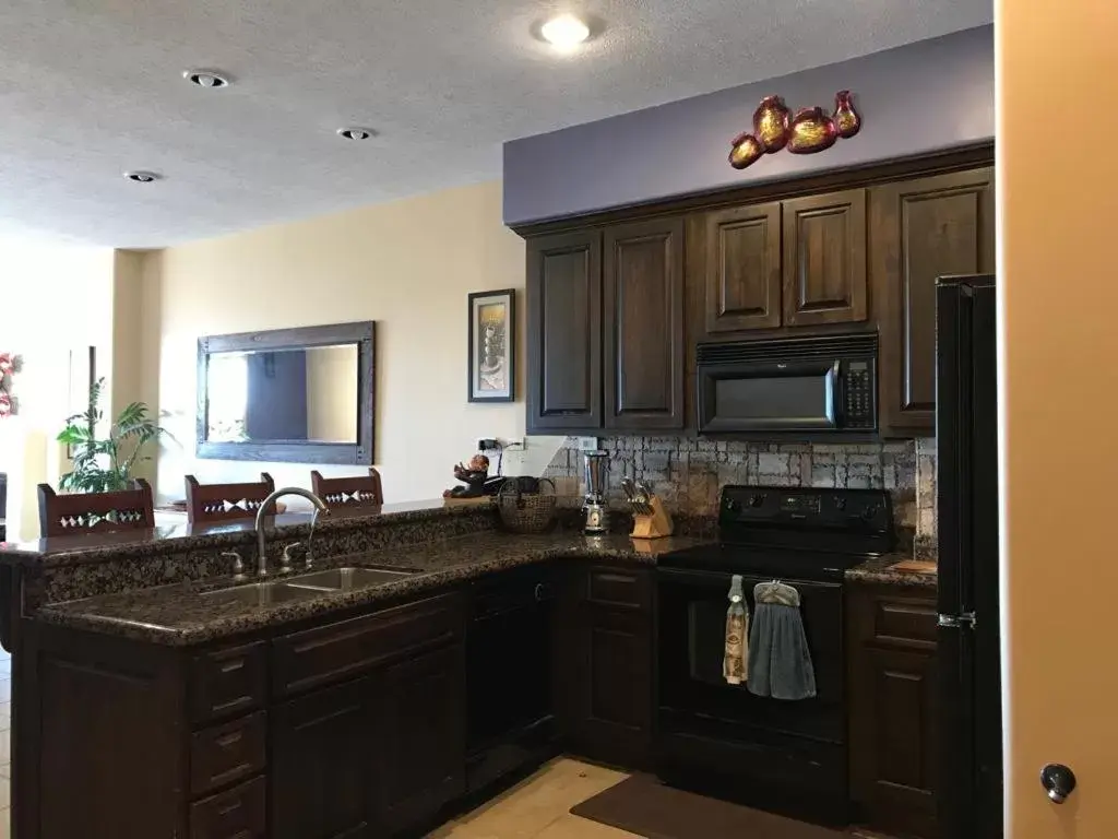 Kitchen/Kitchenette in BELLA SIRENA RESORT