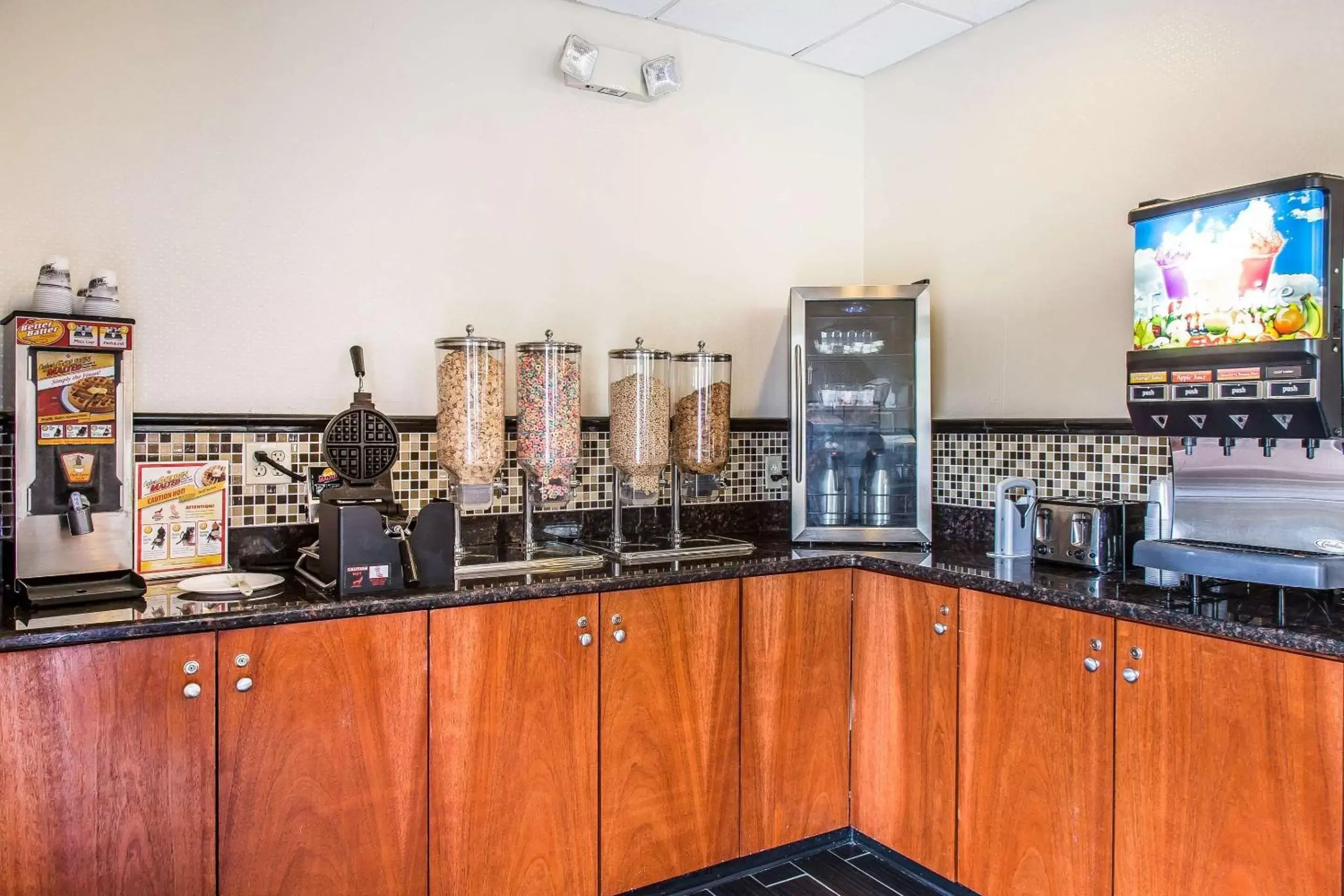 Restaurant/places to eat in Clarion Hotel & Suites Hamden - New Haven Restaurant/places to eat in Clarion Hotel & Suites Hamden - New Haven