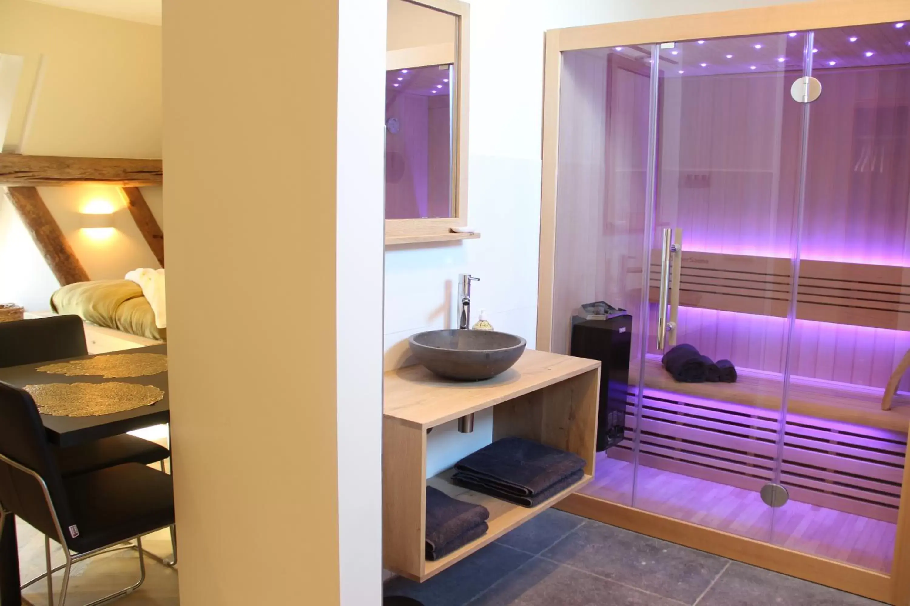 Sauna, Bathroom in B&B Idylle aan Zee incl 2 Wellnessstudios