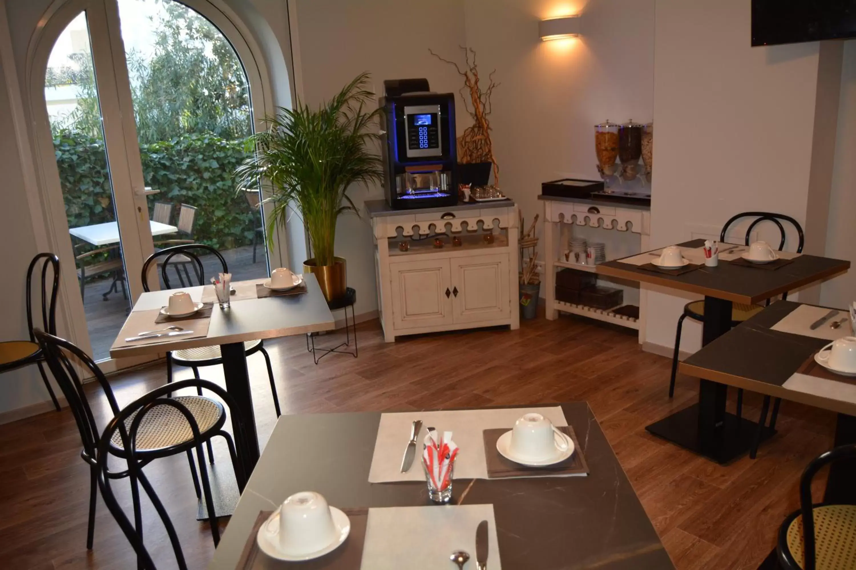 Buffet breakfast, Restaurant/Places to Eat in Hôtel Ulysse Montpellier Centre