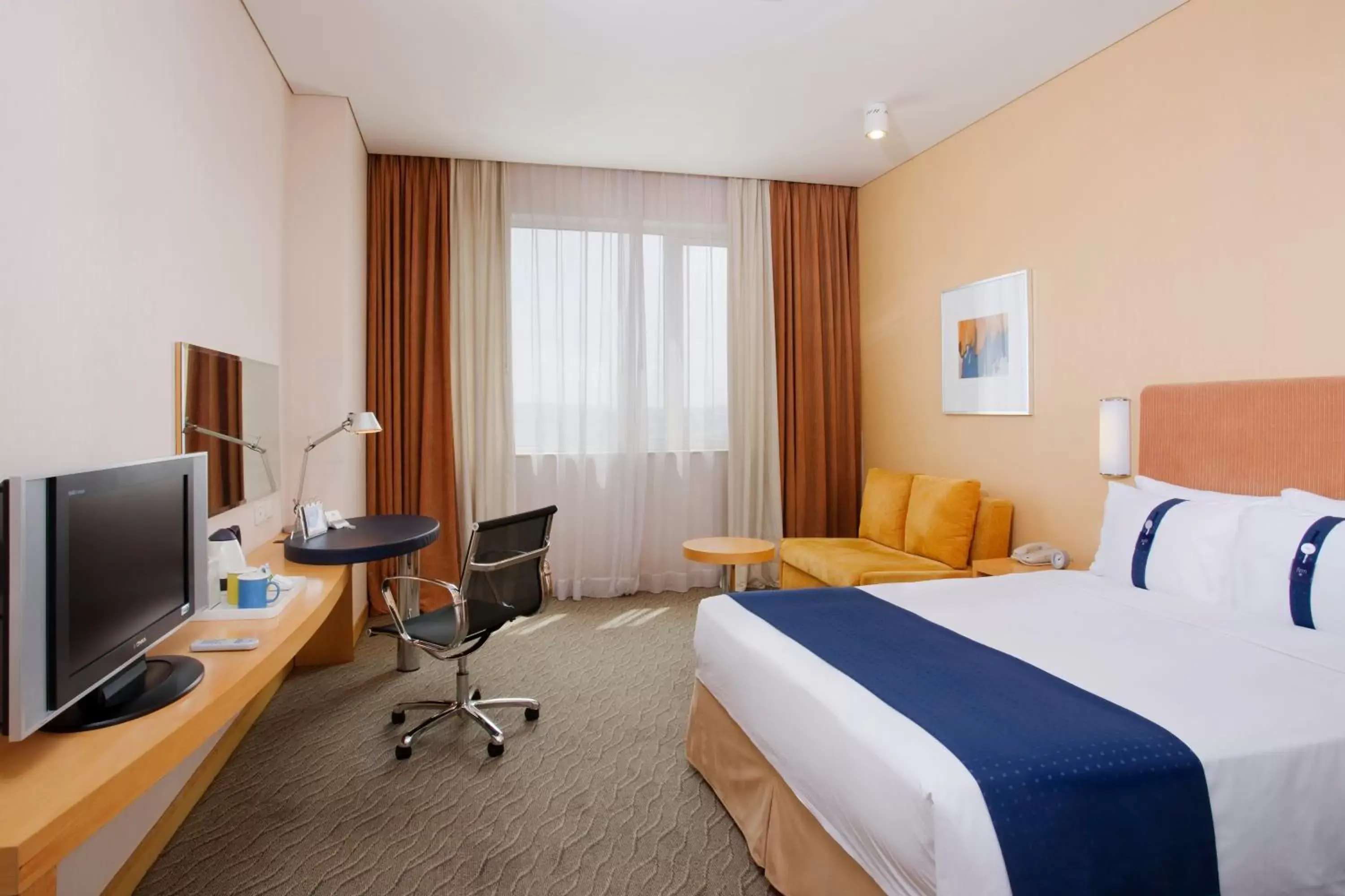 Bedroom, Bed in Holiday Inn Express Shangdi Beijing, an IHG Hotel