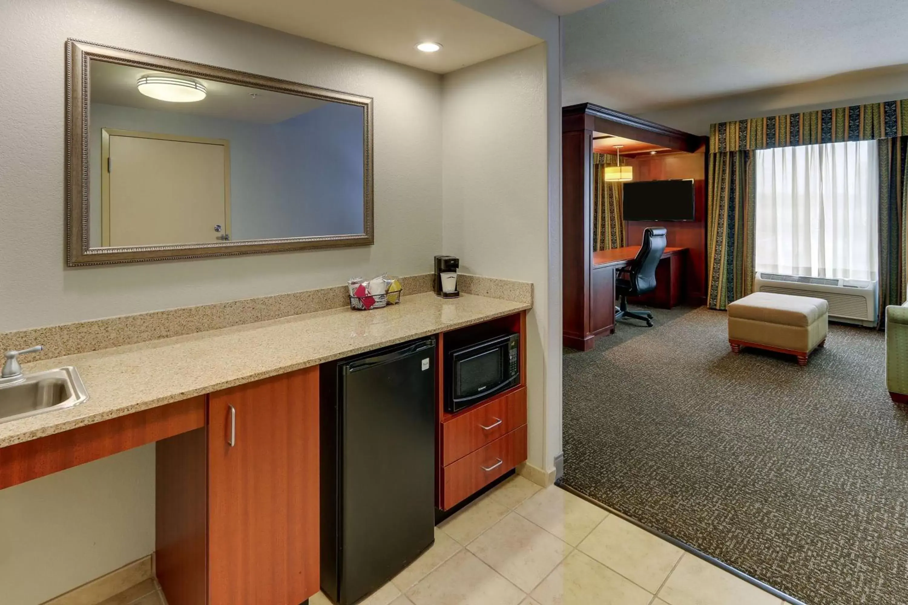 Living room, Bathroom in Hampton Inn & Suites Indianapolis-Airport
