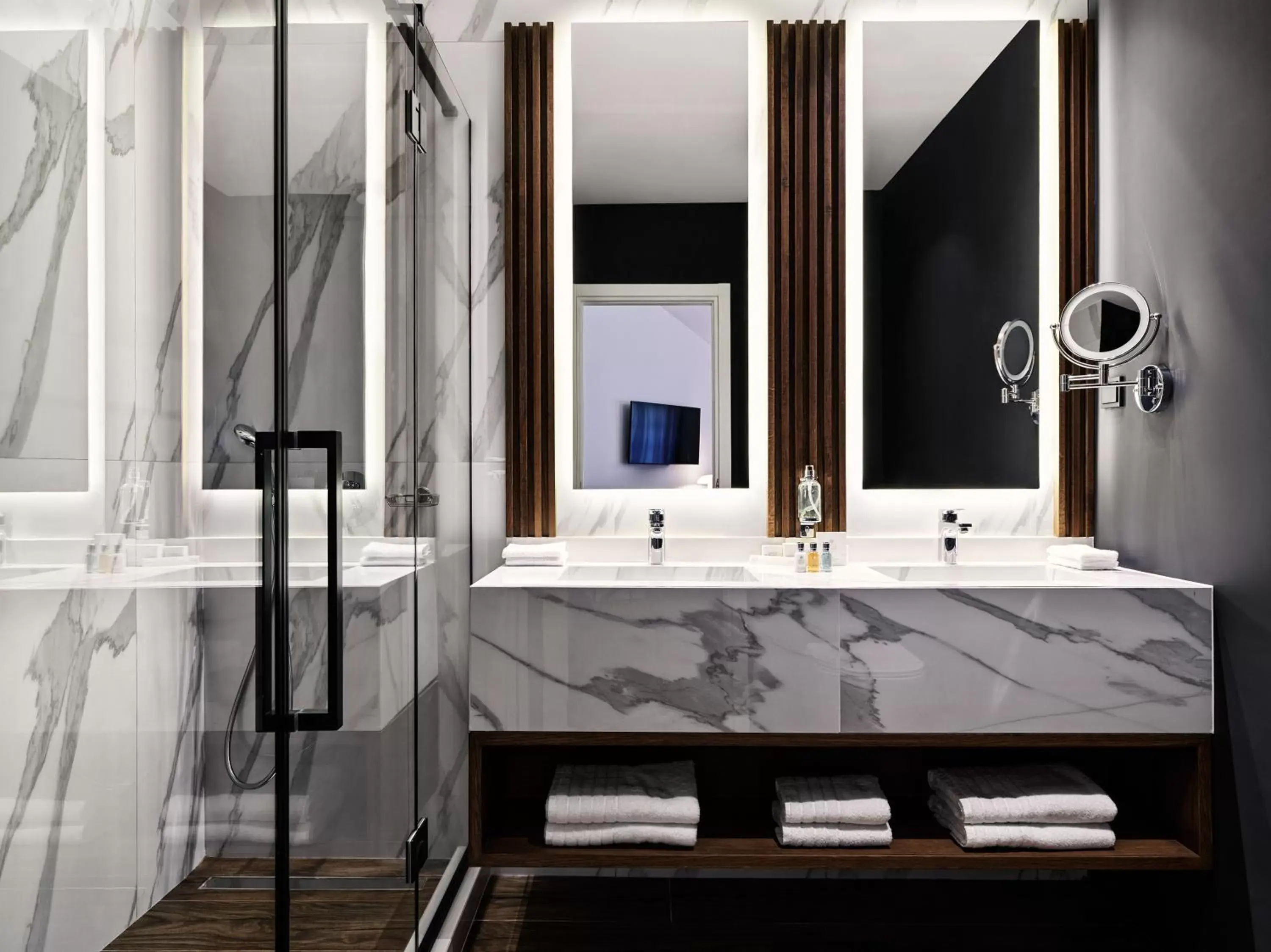 Shower, Bathroom in Vanoro Hotel