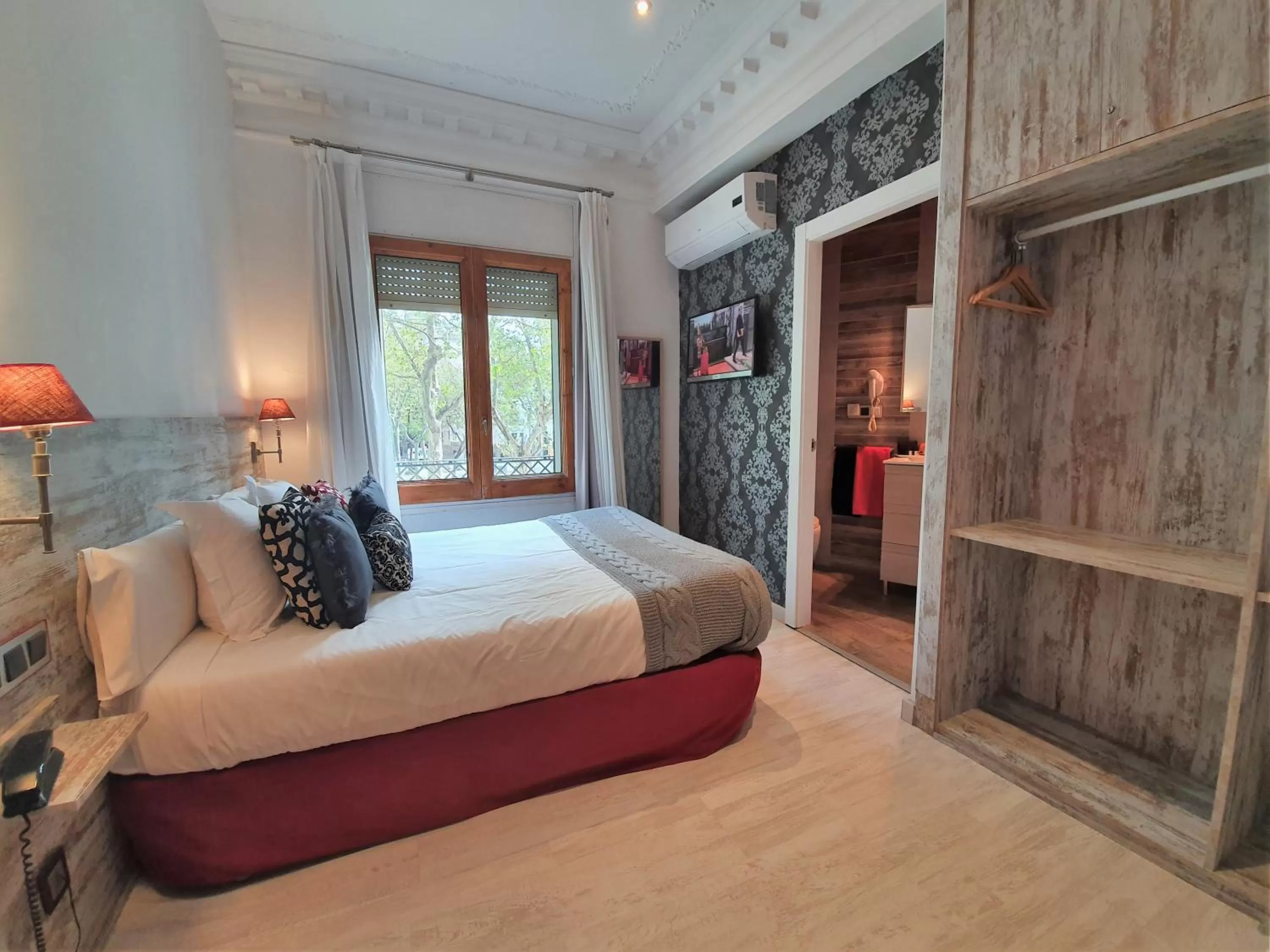 Photo of the whole room, Bed in DreamKeys Barcelona City