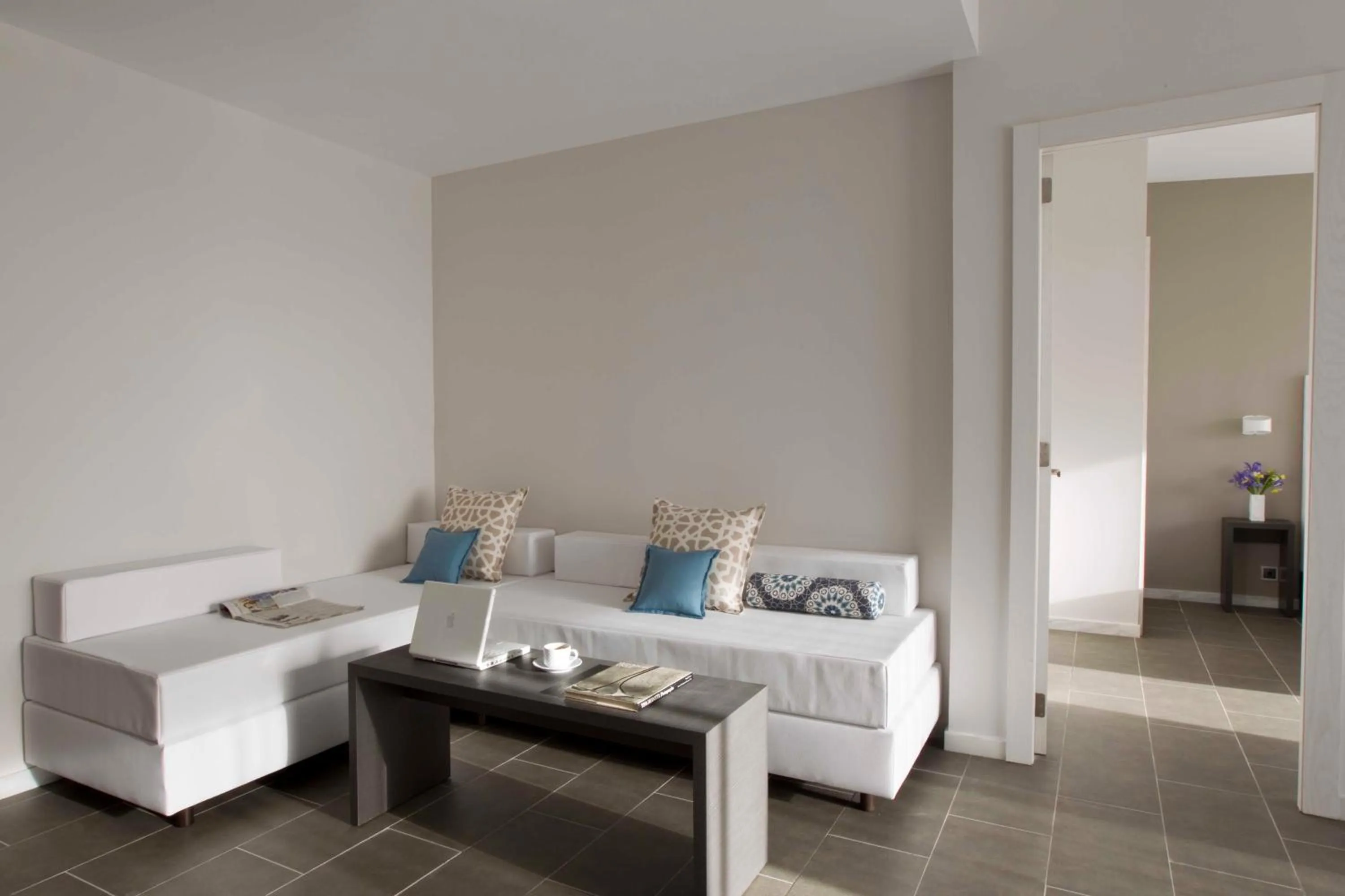 Living room, Bed in Altafulla Mar Hotel