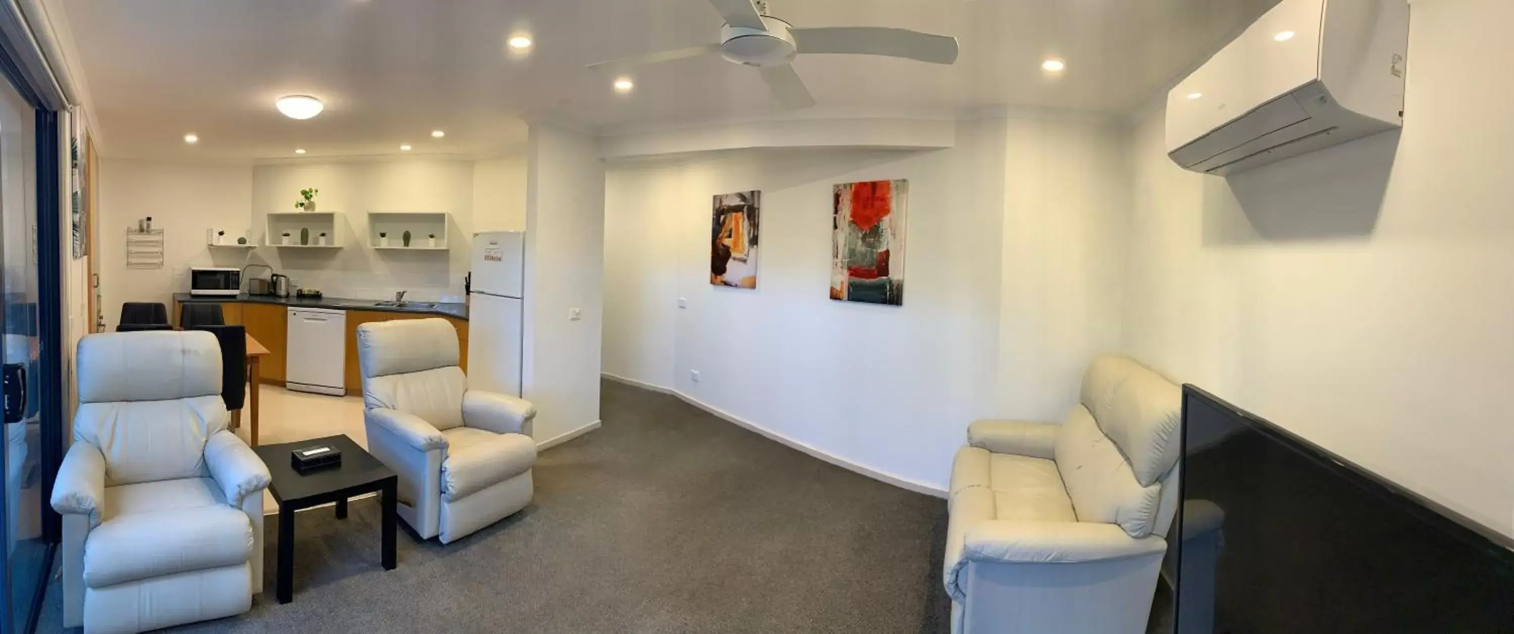 Kitchen or kitchenette, Seating Area in Sandpiper Motel Apollo Bay