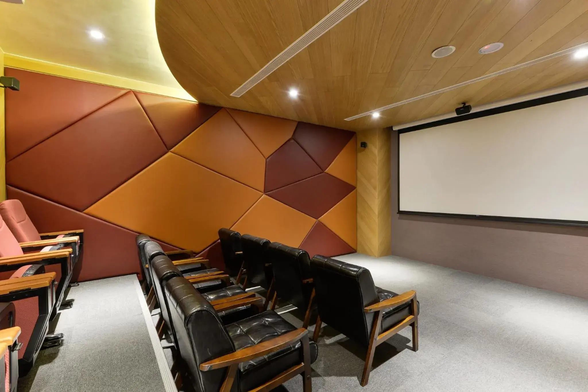 Business Area/Conference Room in R7 Hotel