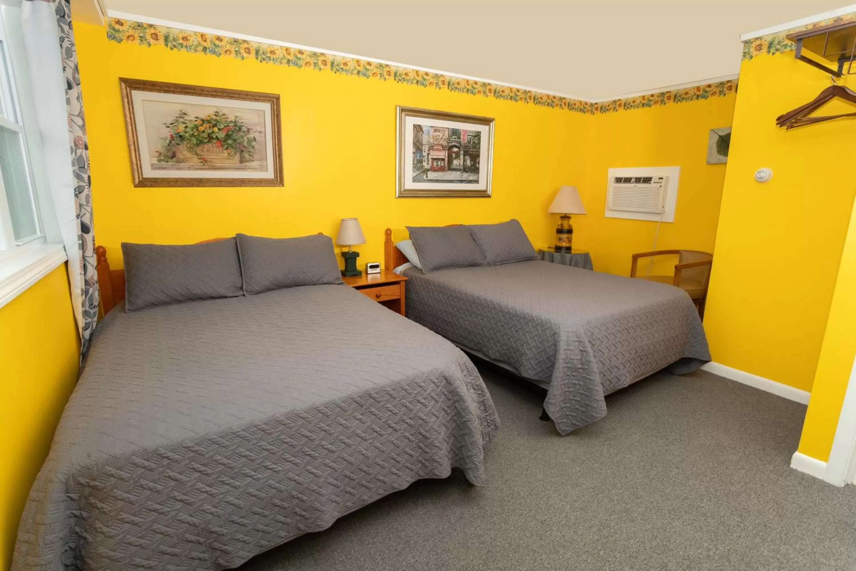 Photo of the whole room, Bed in Governor's Rock Motel