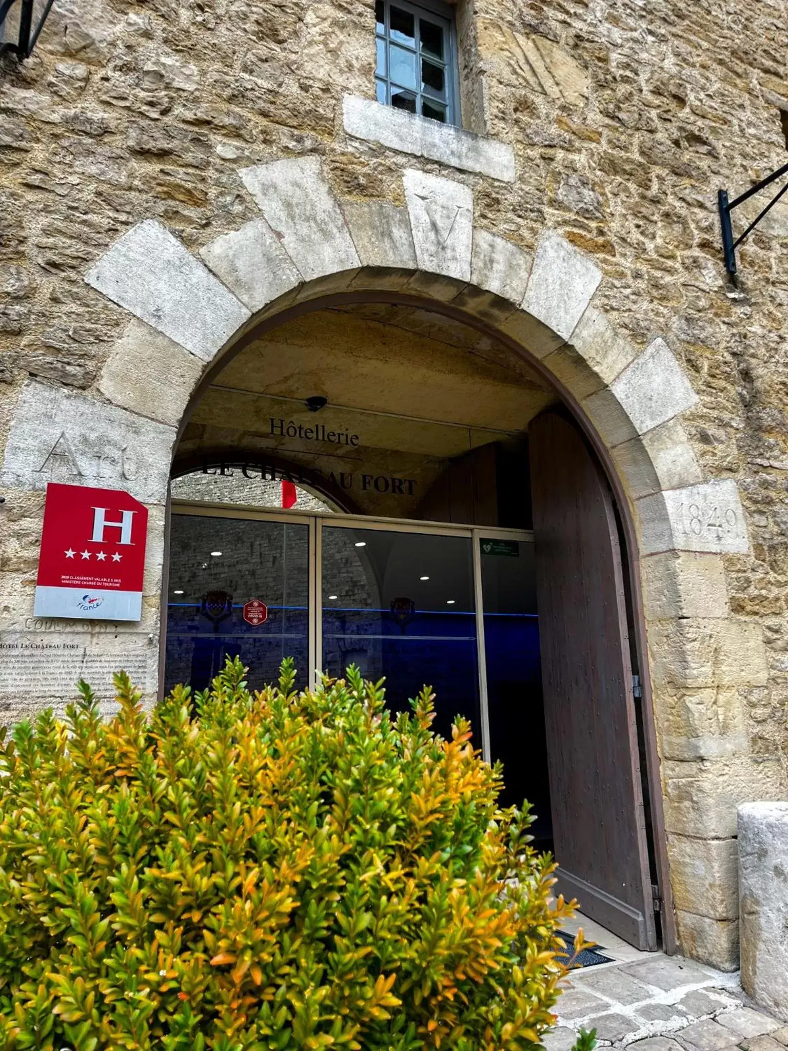 Facade/entrance in Hôtel Le Château Fort de Sedan