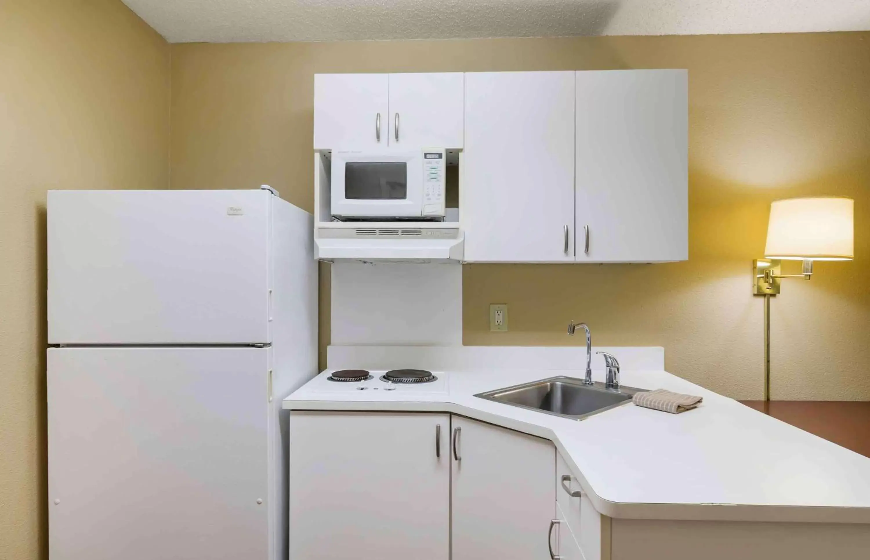 Bedroom, Kitchen/Kitchenette in Extended Stay America Suites - Kansas City - Overland Park - Quivira Rd