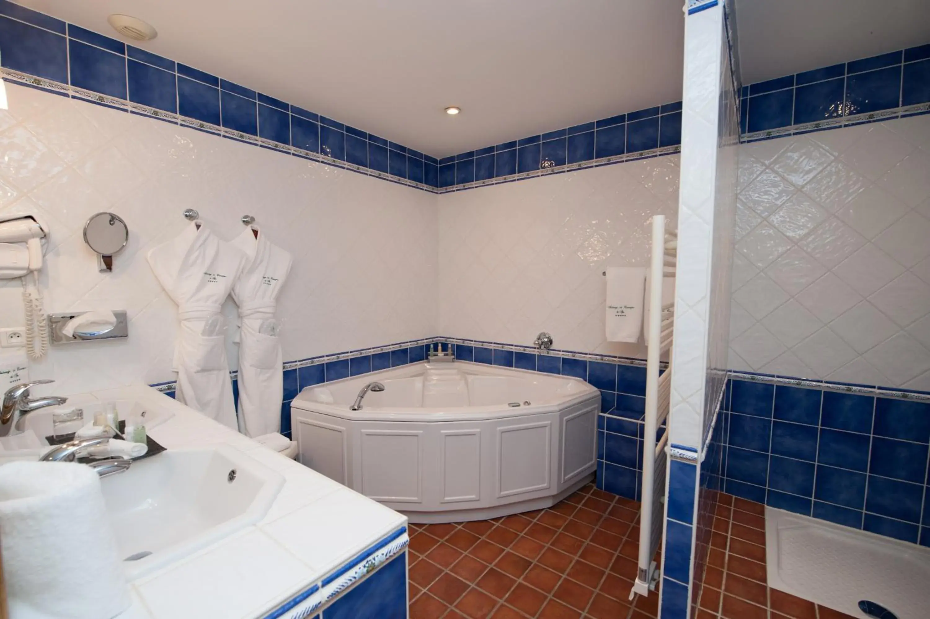 Bathroom in Auberge de Cassagne & Spa