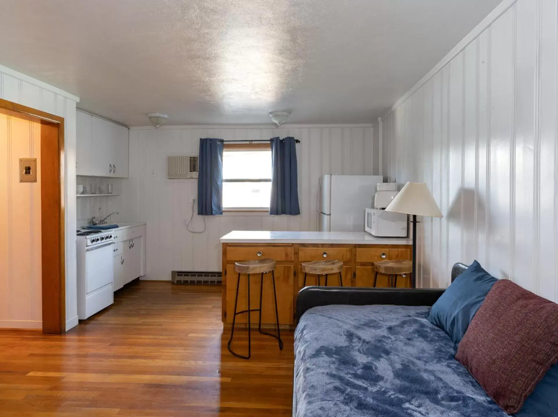 Kitchen or kitchenette, Seating Area in Siesta Motel Colfax WA