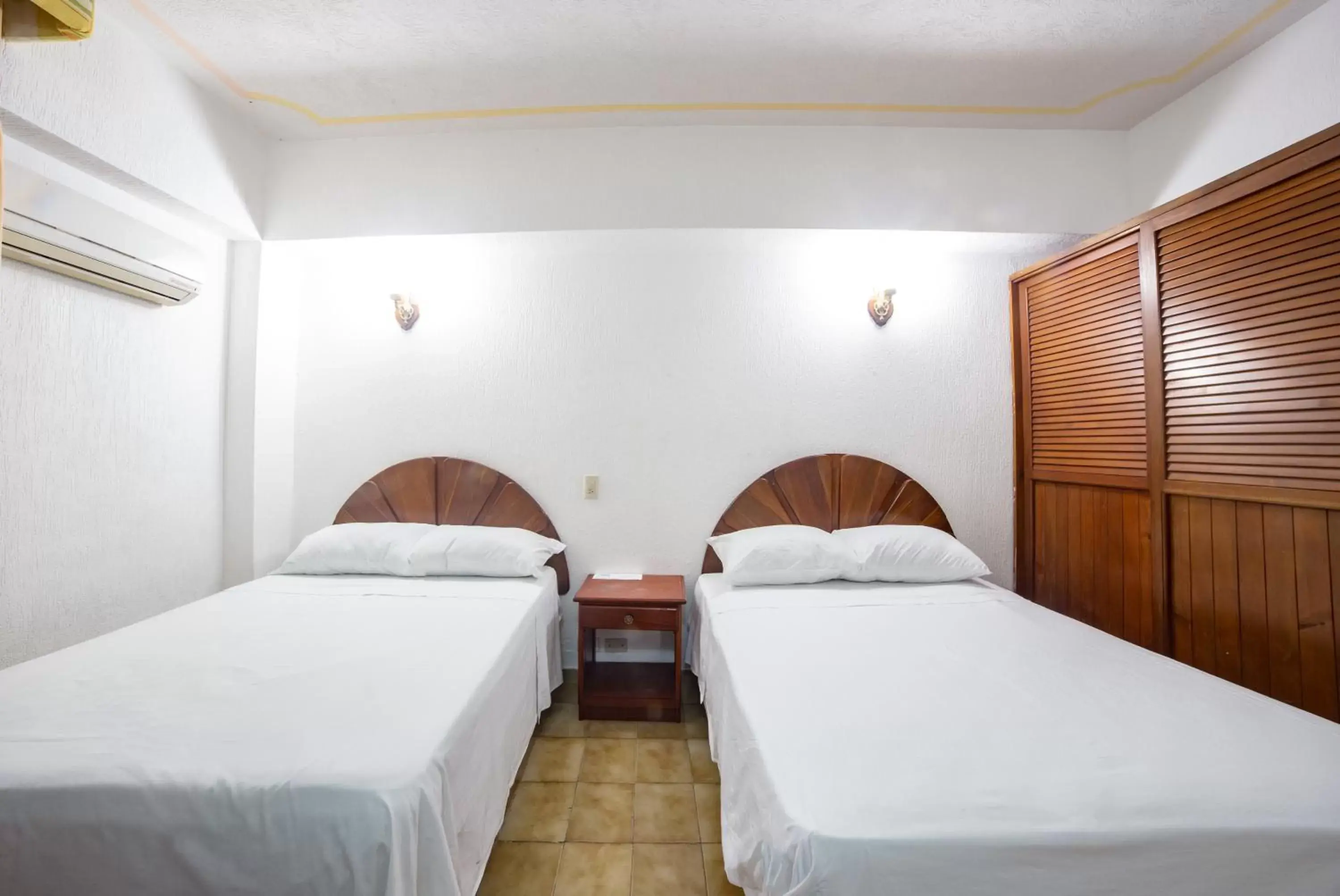 Photo of the whole room, Bed in Caribe Princess