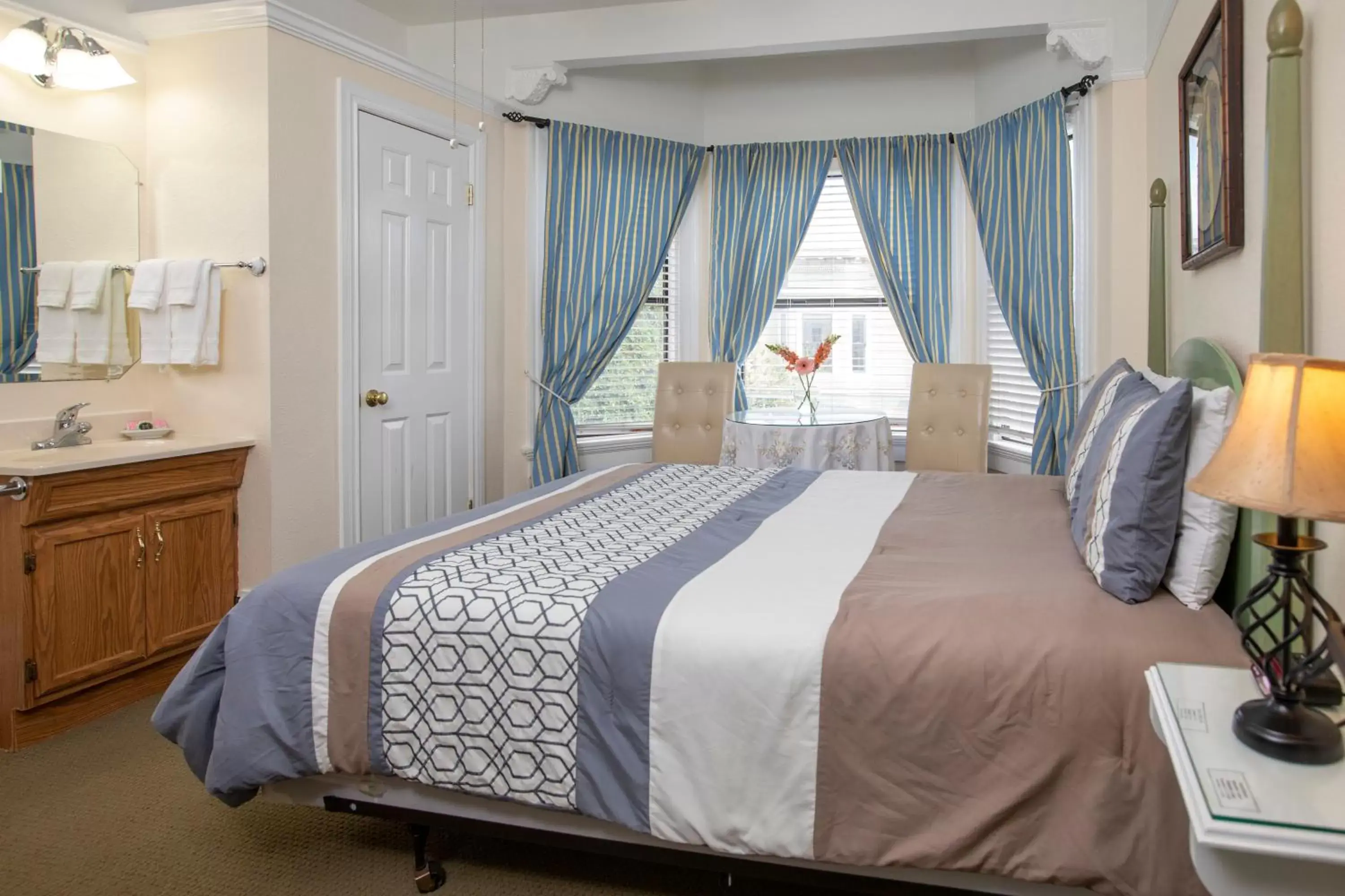 Bedroom, Bed in Hayes Valley Inn