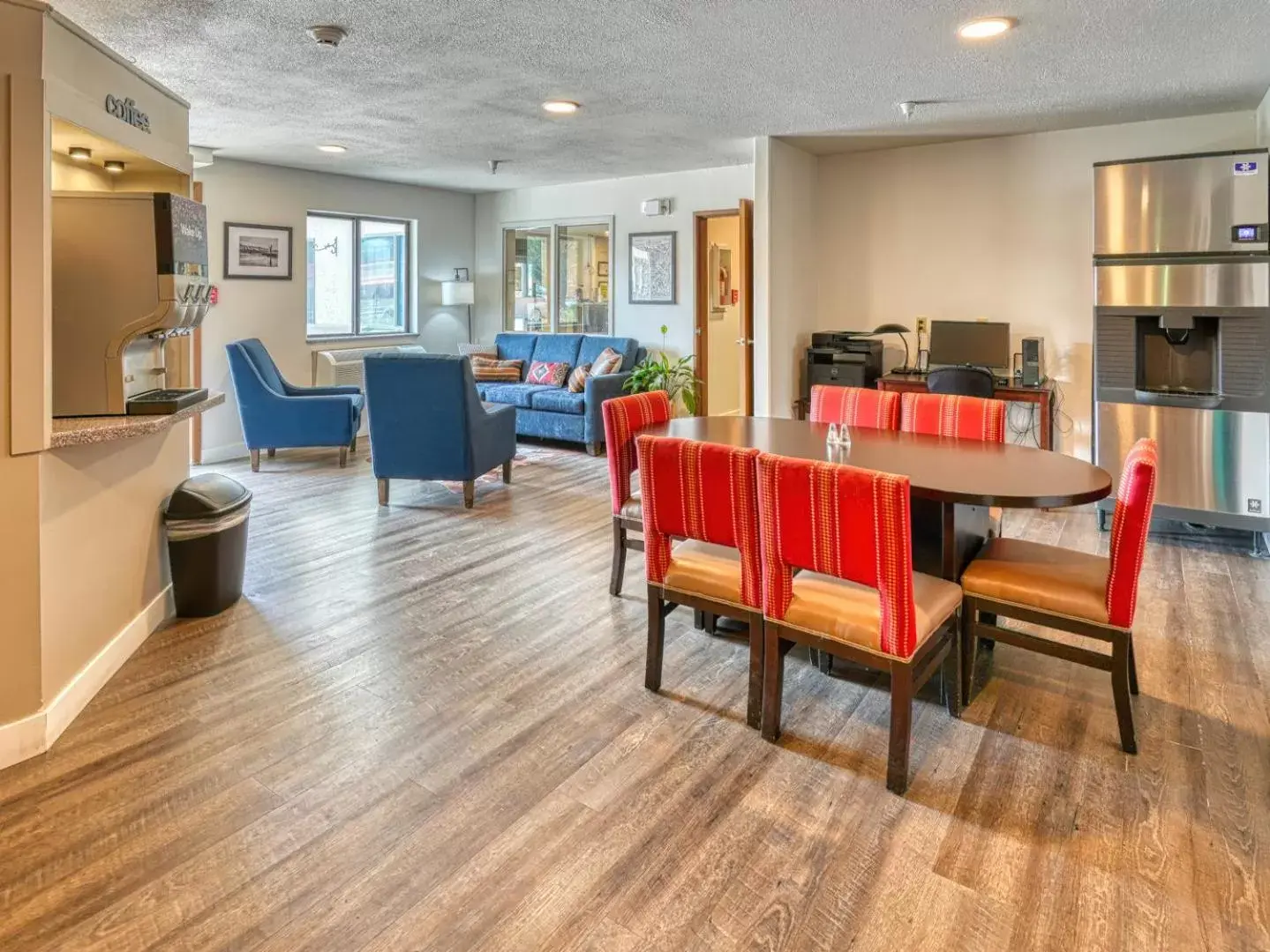 Seating area in Yellowstone River Inn & Suites