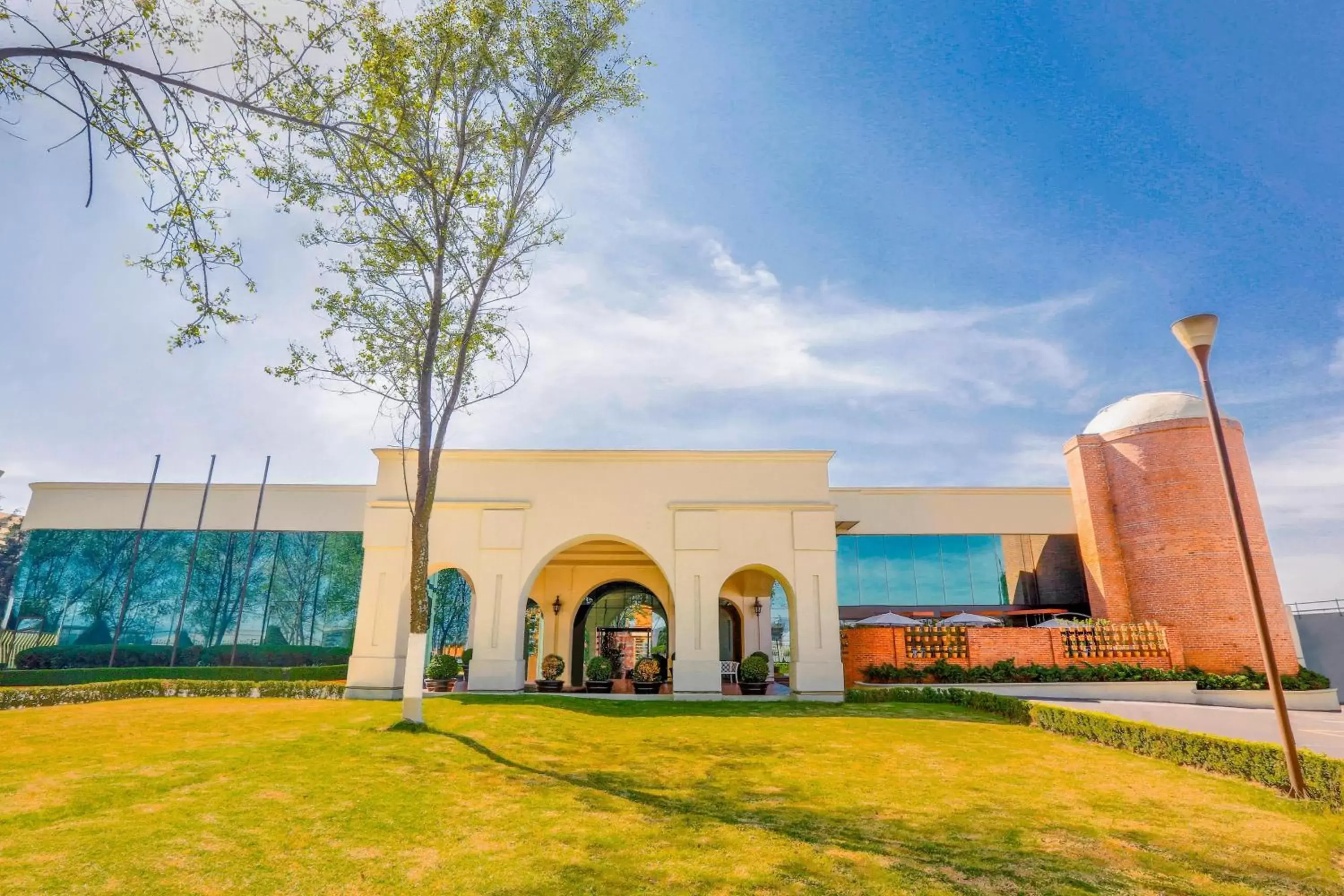 Property Building in Courtyard Toluca Airport