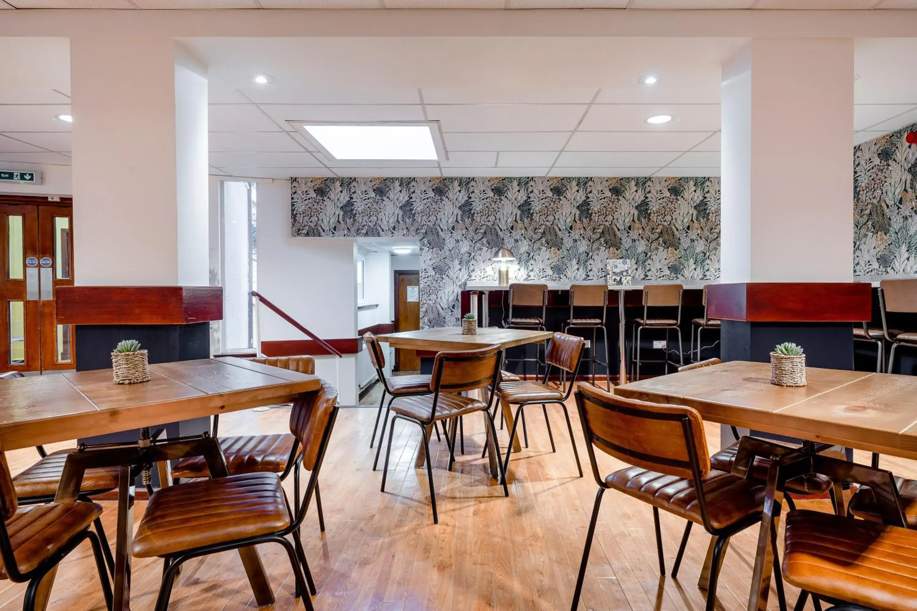 Lounge or bar, Restaurant/Places to Eat in Inverness Youth Hostel