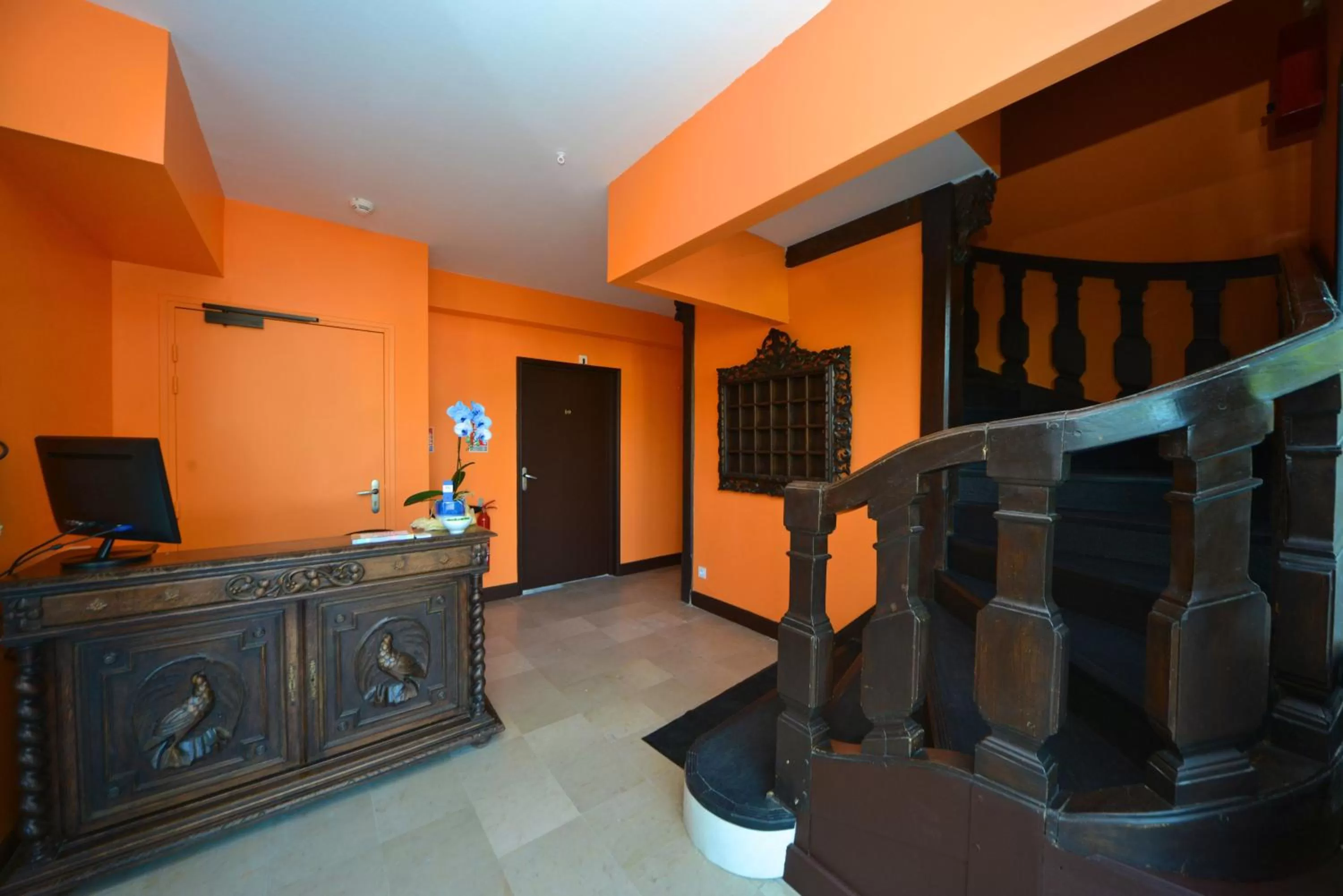 Lobby or reception in Logis - Hotel Restaurant La Mire