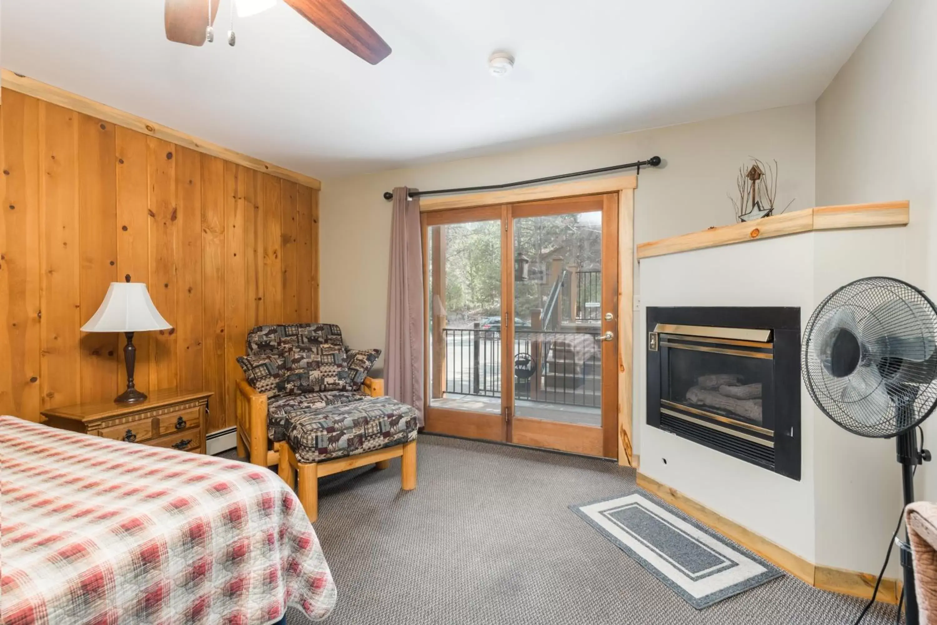 Bed in 4 Seasons Inn on Fall River Bed in 4 Seasons Inn on Fall River