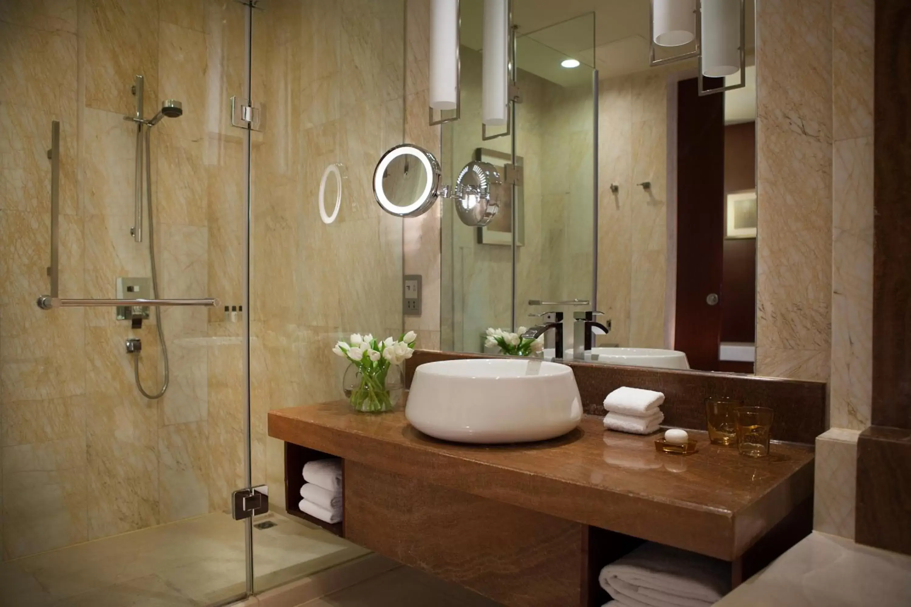 Shower, Bathroom in Renaissance Tianjin Lakeview Hotel