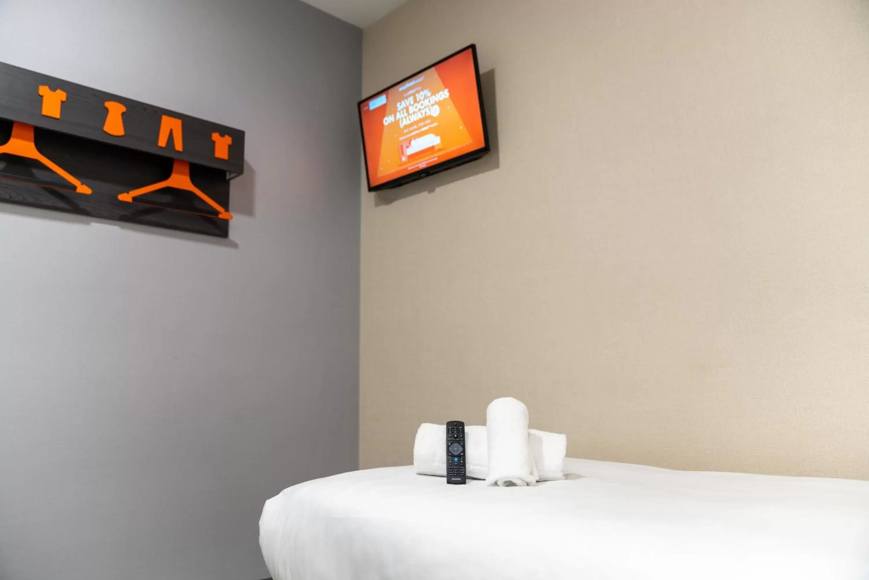 Bedroom, TV/Entertainment Center in easyHotel Ipswich