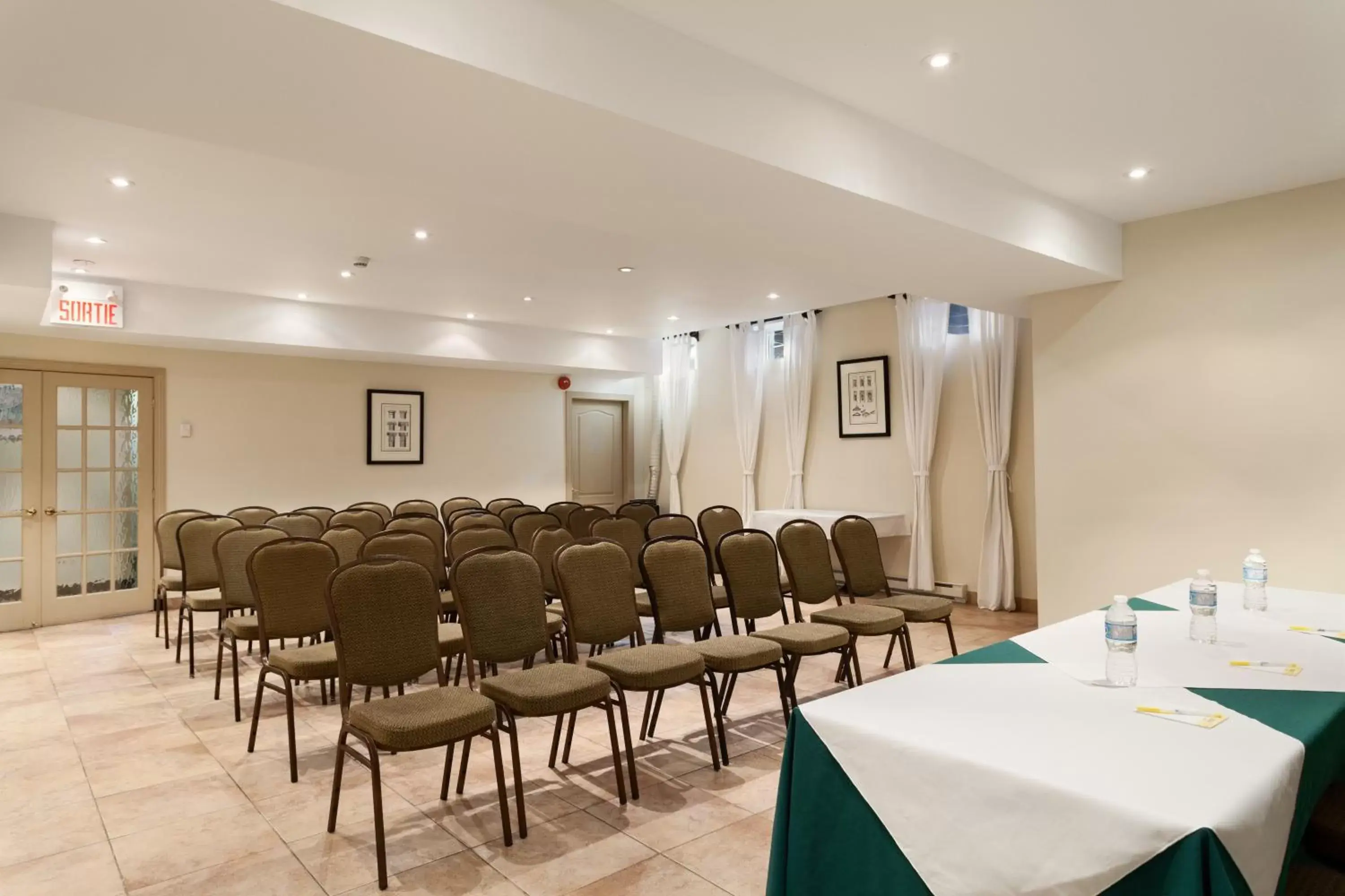 Meeting/conference room in Days Inn by Wyndham Montreal East