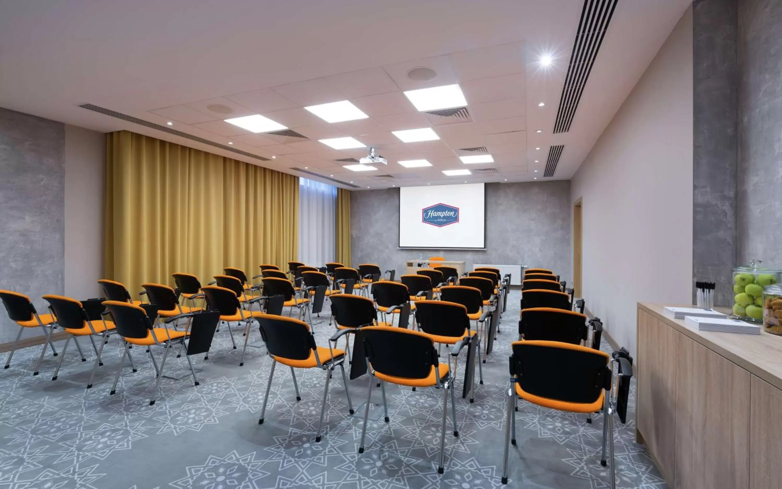 Meeting/conference room in Hampton By Hilton Astana Triumphal Arch