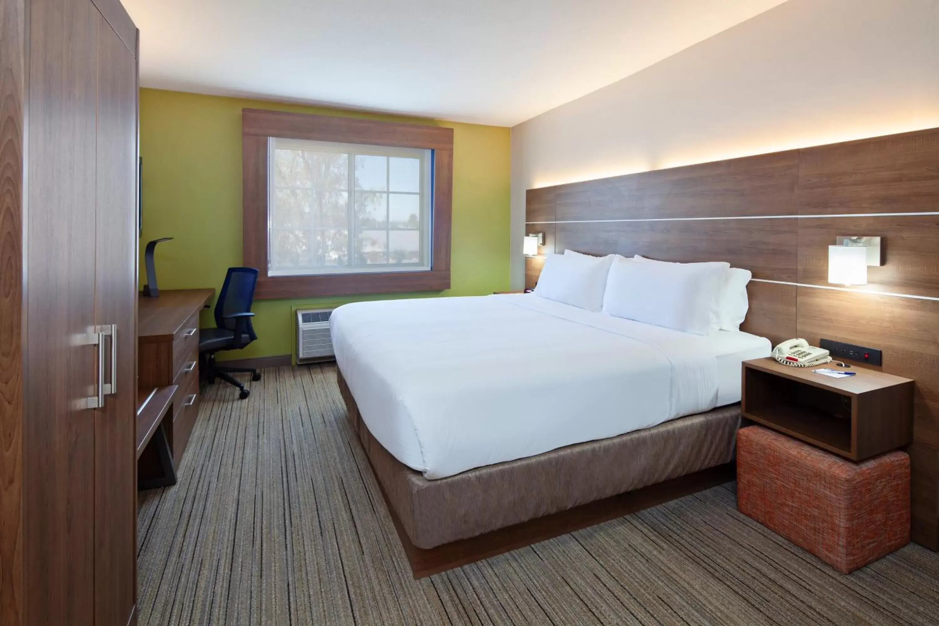 Photo of the whole room, Bed in Holiday Inn Express Hotel & Suites San Diego-Escondido, an IHG Hotel