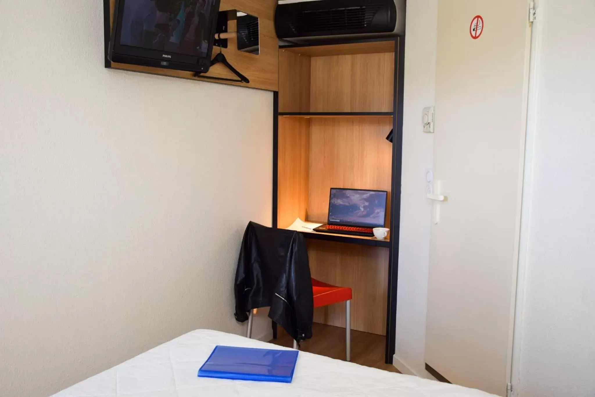 Communal lounge/ TV room, TV/Entertainment Center in Premiere Classe Rodez