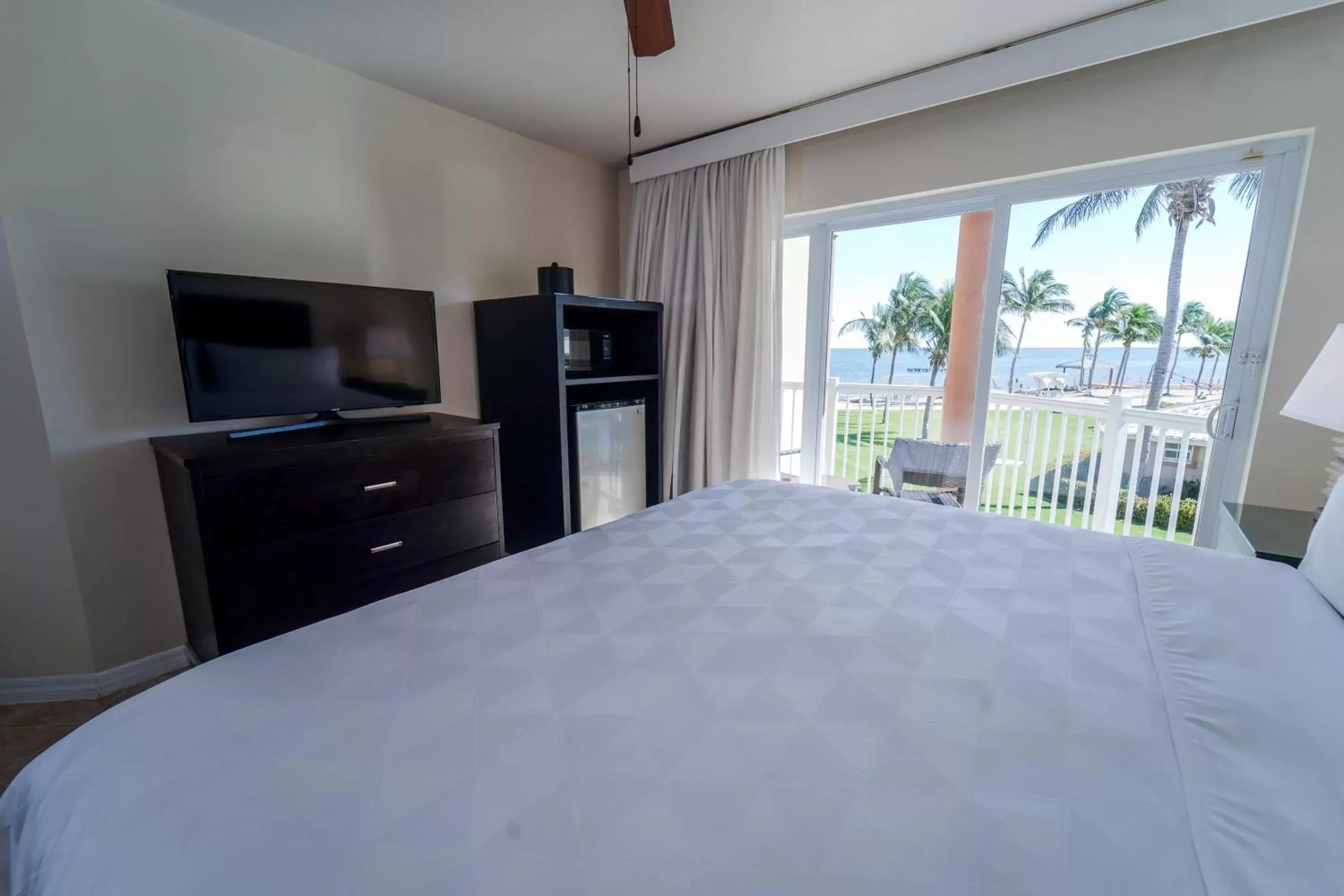 Bedroom, TV/Entertainment Center in Holiday Inn Resort Grand Cayman, an IHG Hotel