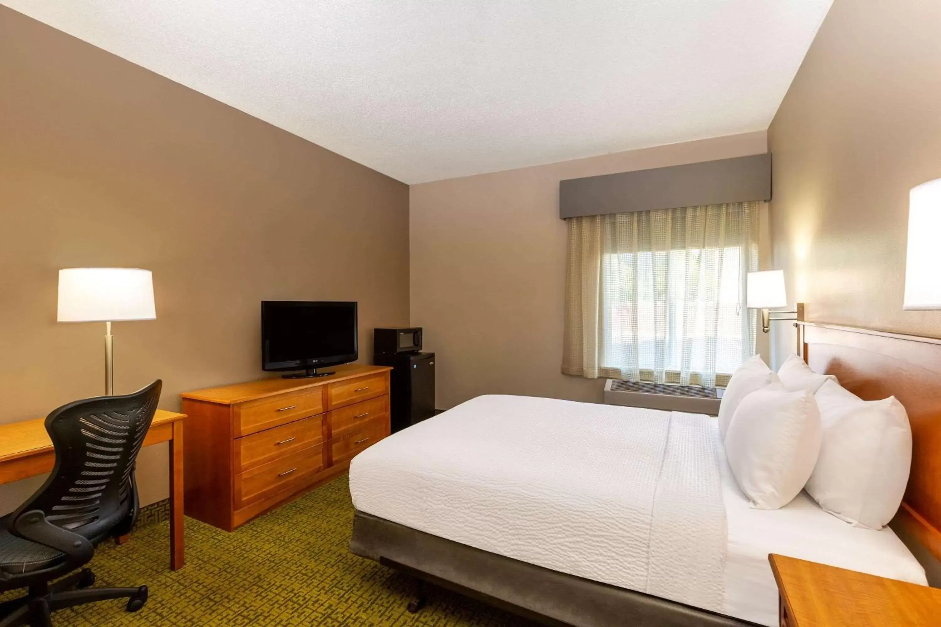 Photo of the whole room, Bed in Days Inn & Suites by Wyndham Madison