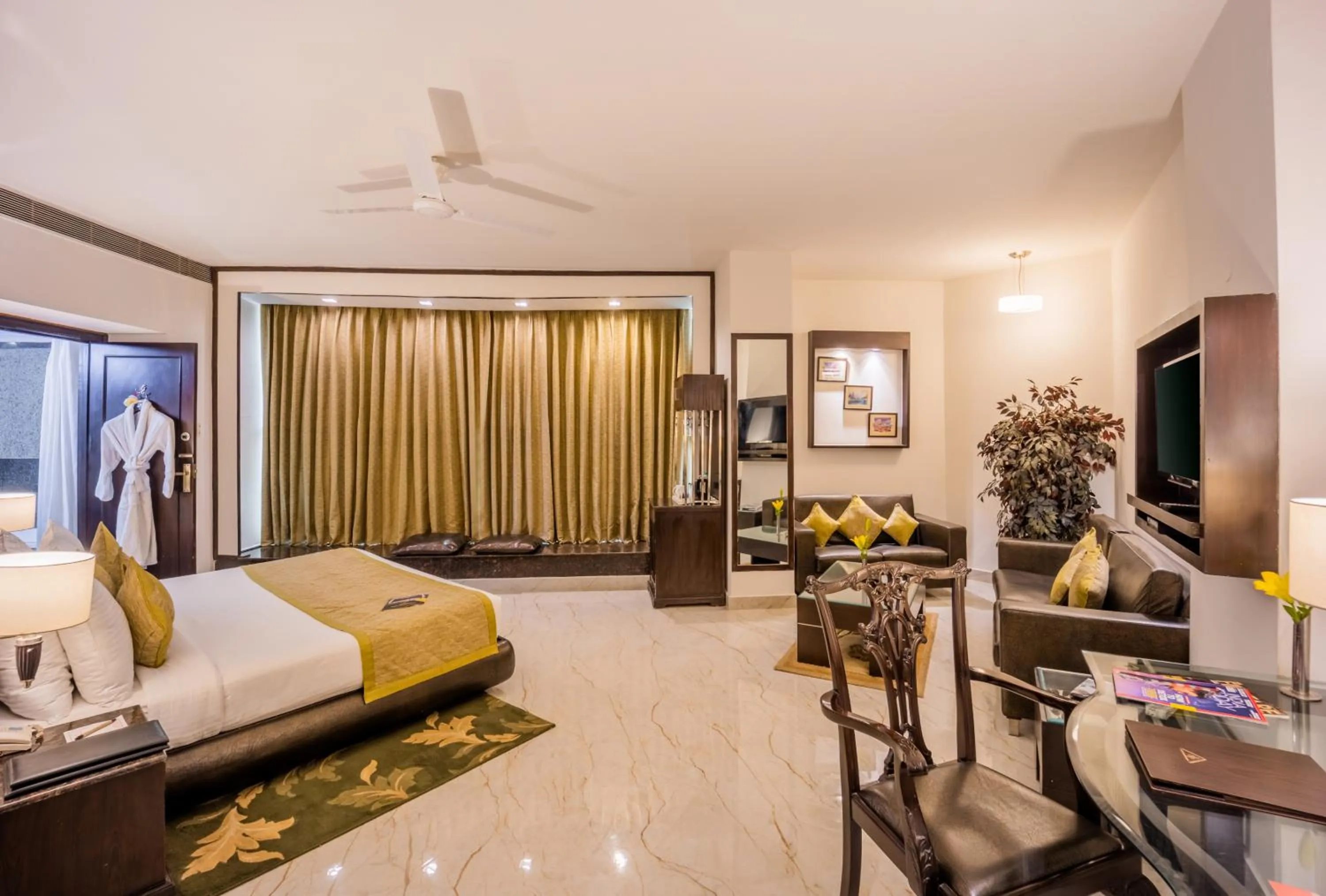 Bedroom, Bed in Hotel Shanti Palace Mahipalpur