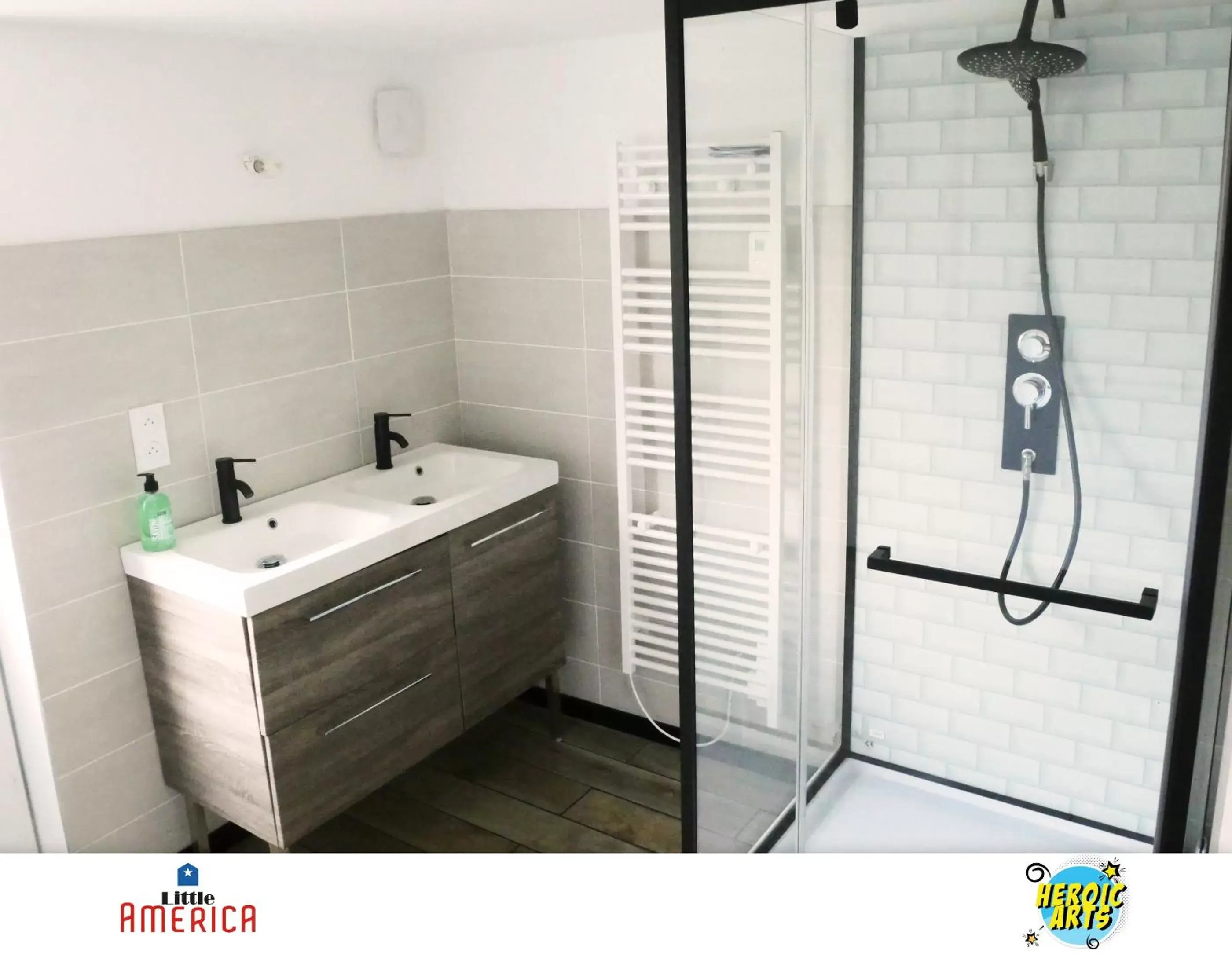 Shower, Bathroom in Little America - Appart Hôtel 3km Futuroscope