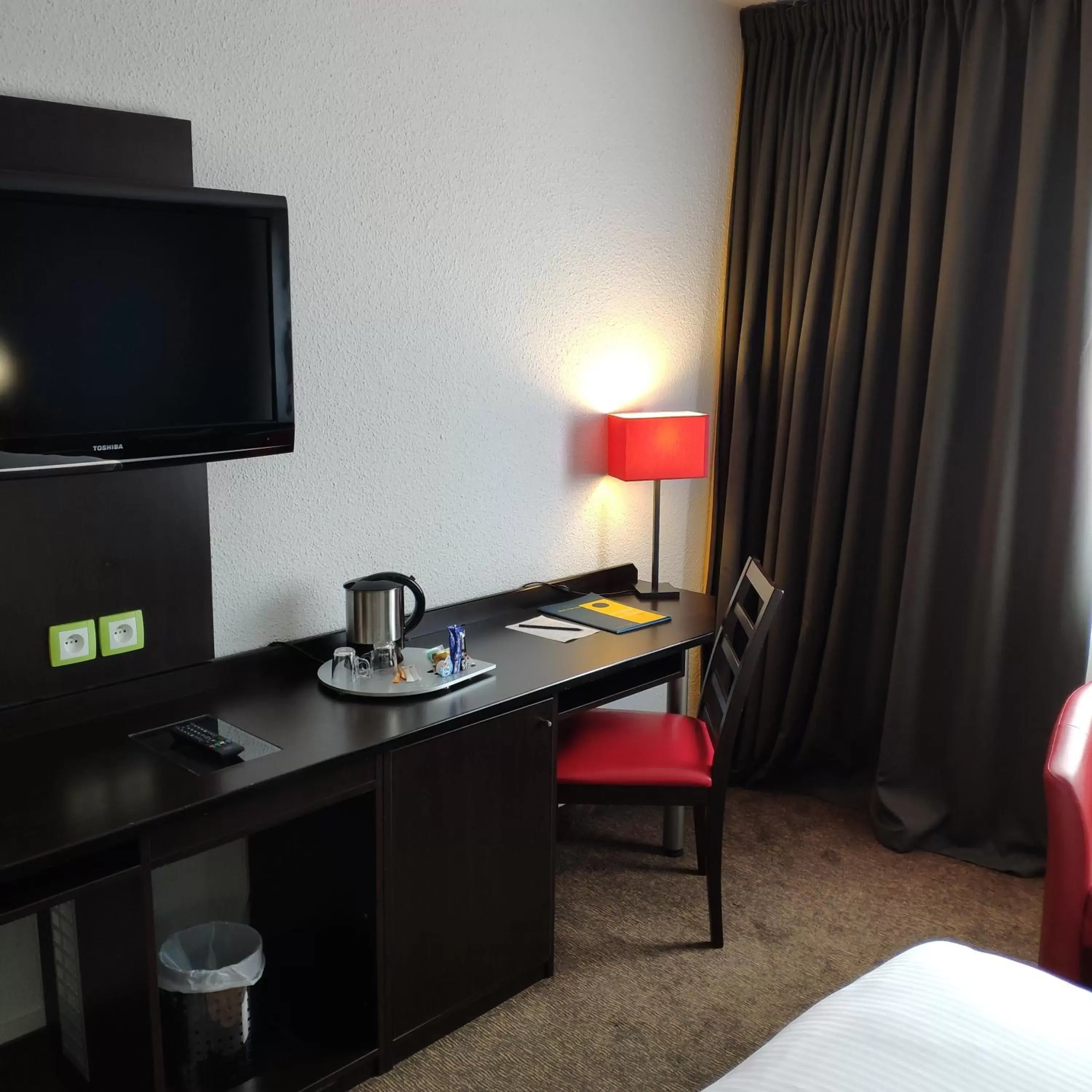 Bed, TV/Entertainment Center in Golden Tulip Roissy Saint Witz