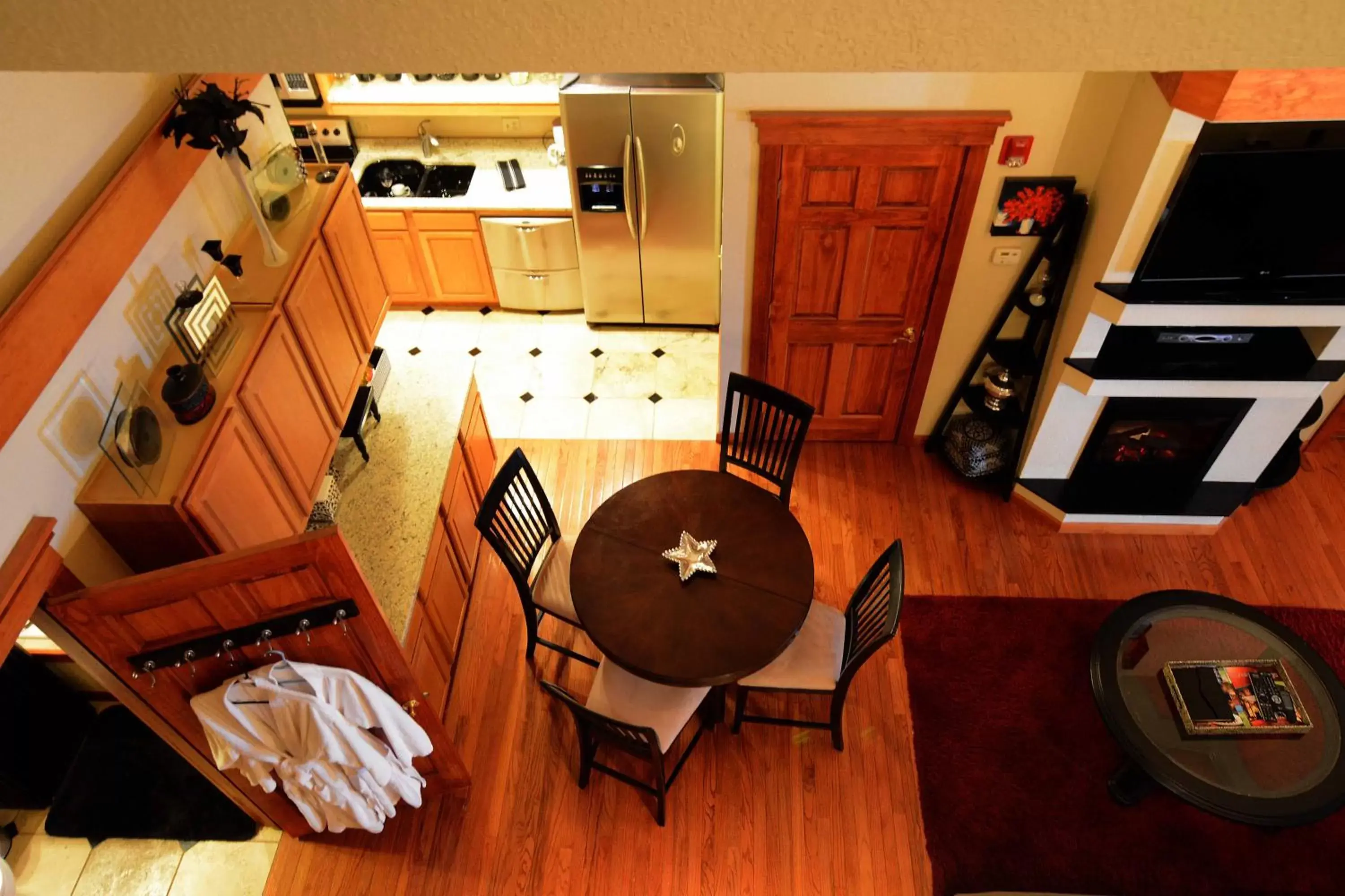 Kitchen or kitchenette, Dining Area in All Seasons Inn