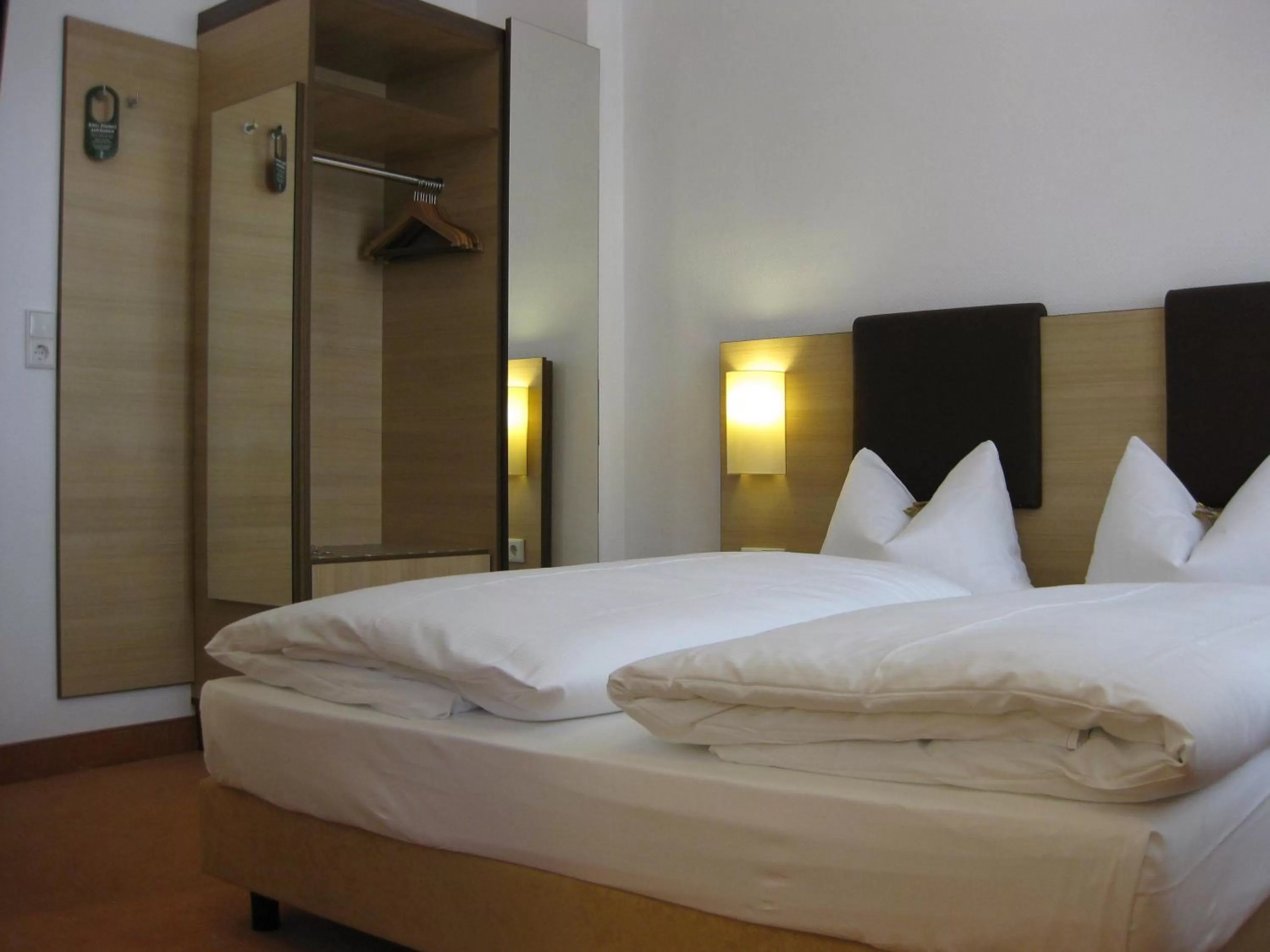 Photo of the whole room, Bed in Hotel Flandrischer Hof