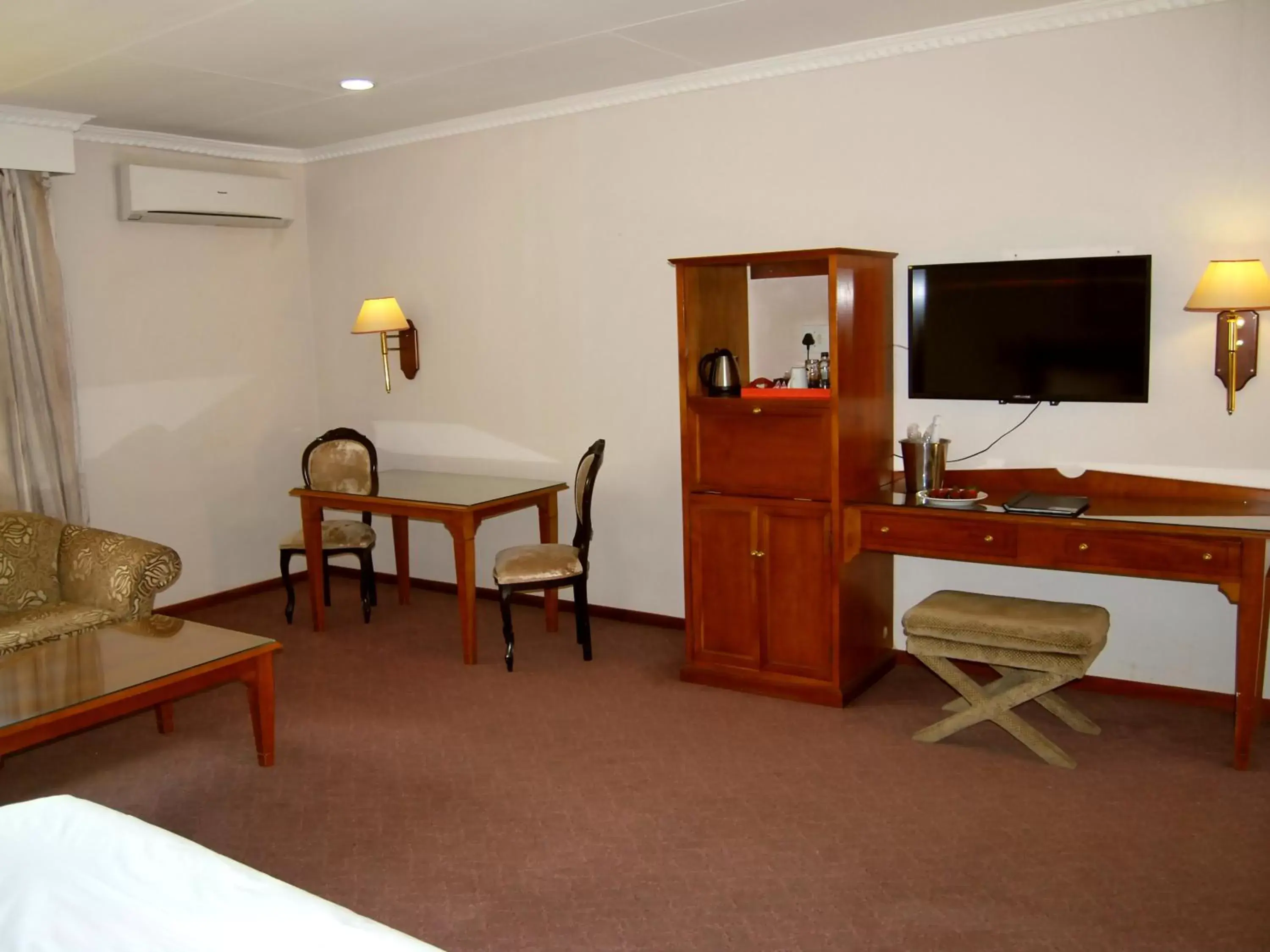 TV and multimedia, TV/Entertainment Center in Safari Hotel & Convention Centre