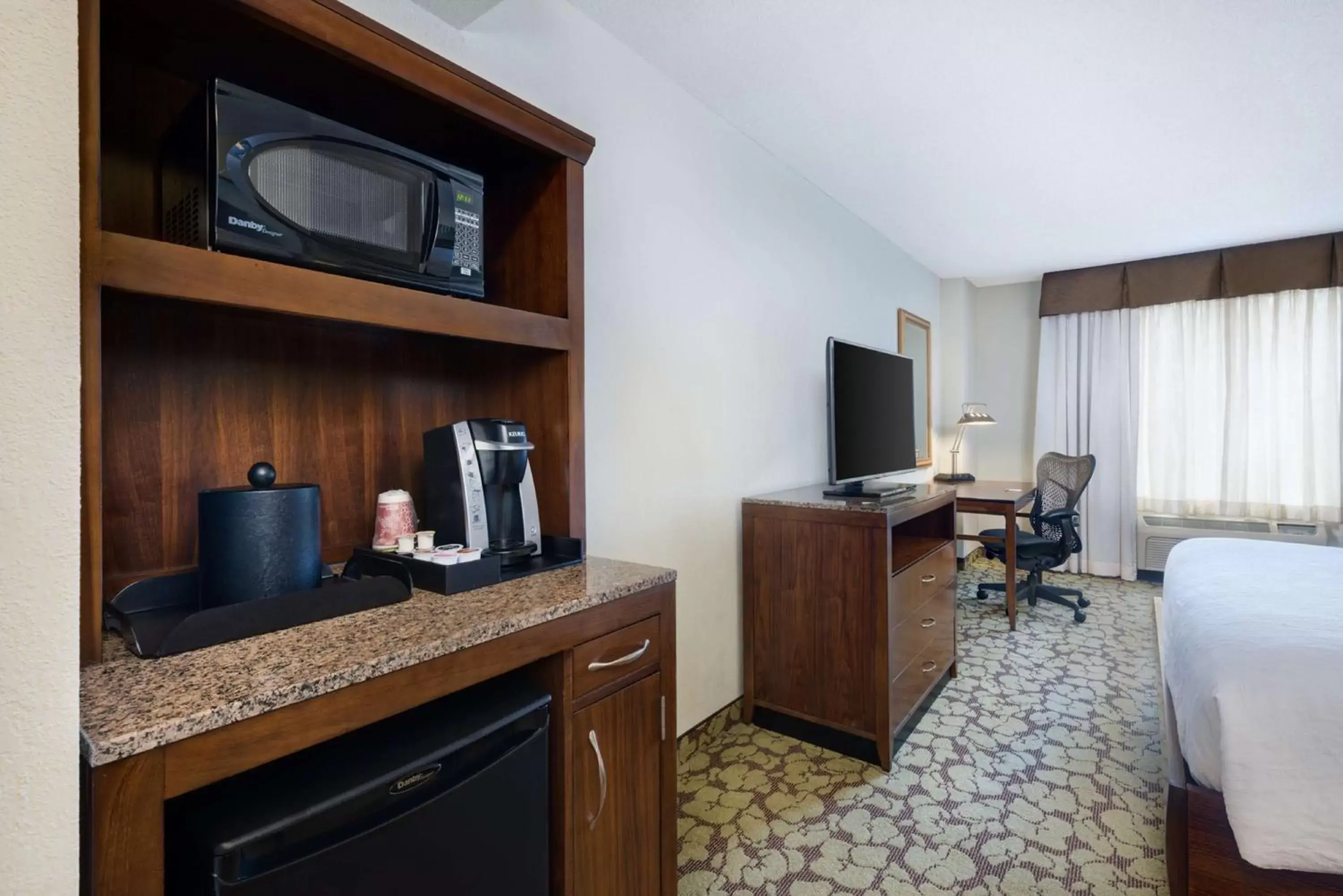 Bedroom, Kitchen/Kitchenette in Hilton Garden Inn Atlanta North/Alpharetta