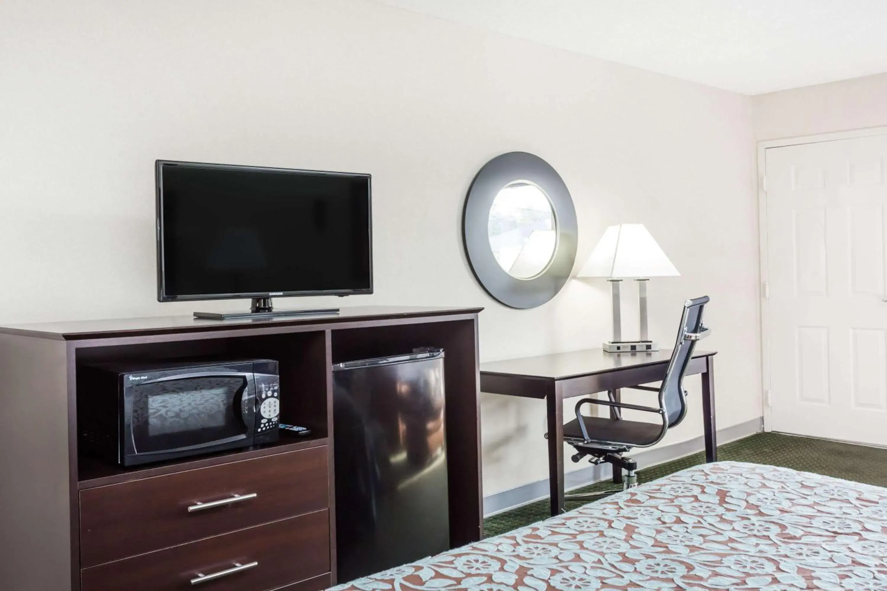 Photo of the whole room, TV/Entertainment Center in Days Inn by Wyndham Hendersonville