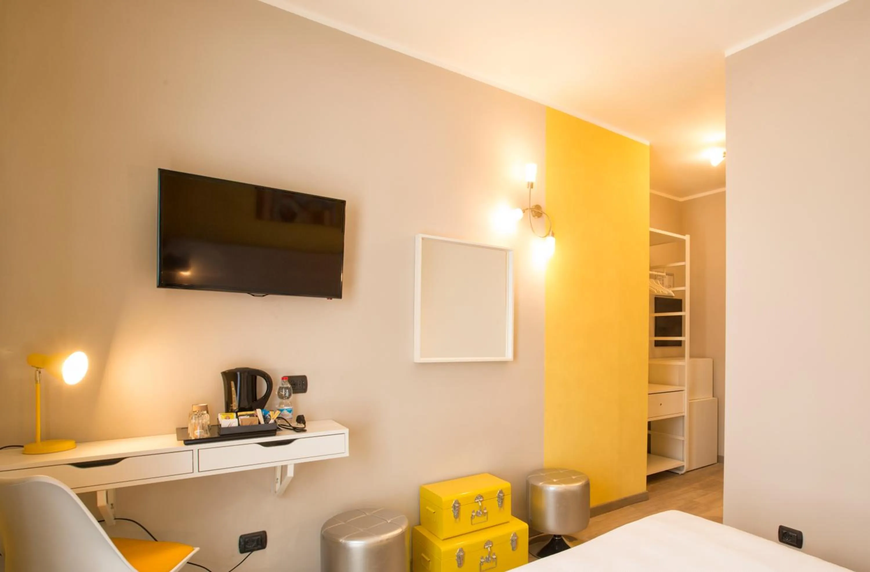 Photo of the whole room, Bed in Hotel Napoleon Susa