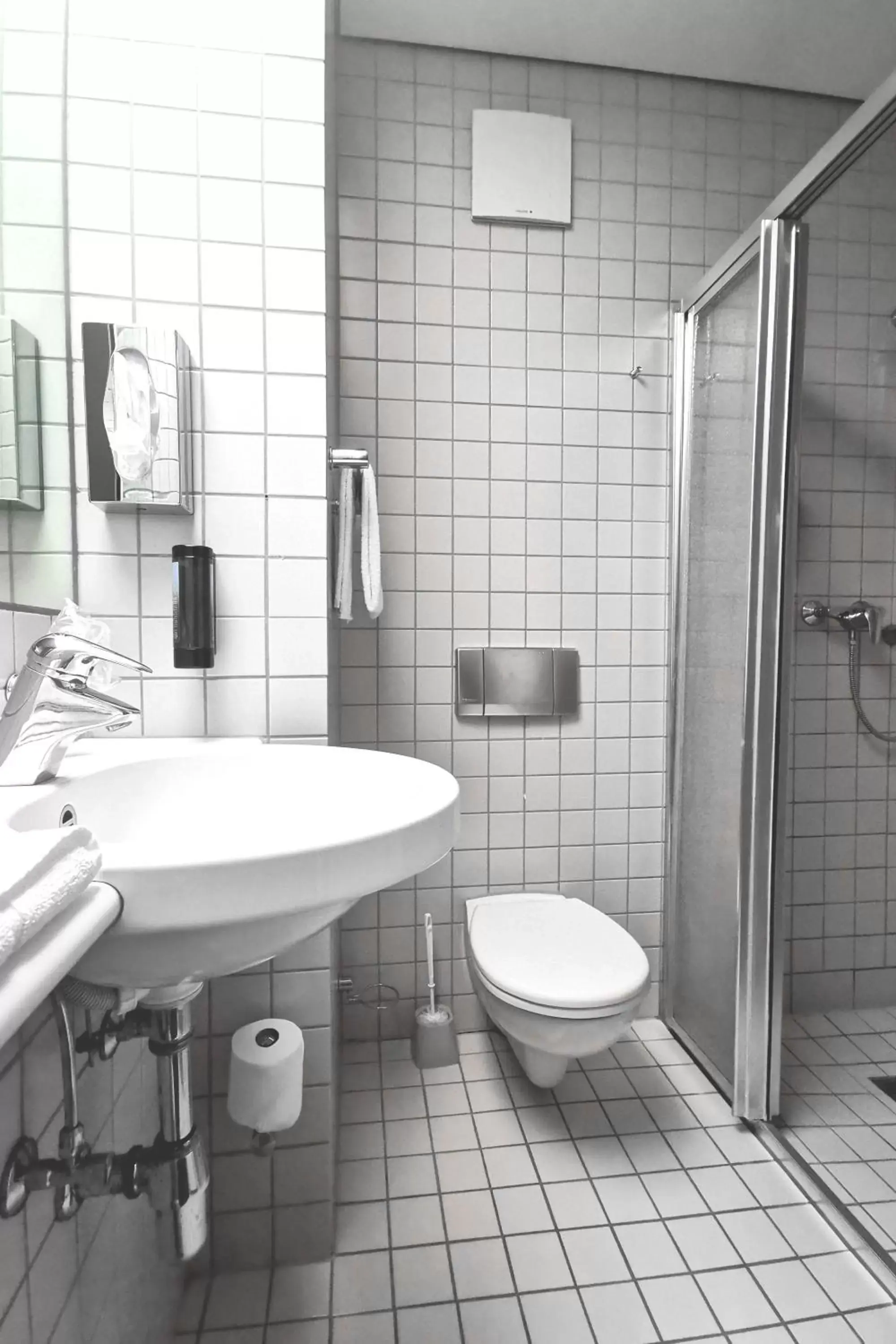Shower, Bathroom in Plaza Hotel & Living Frankfurt