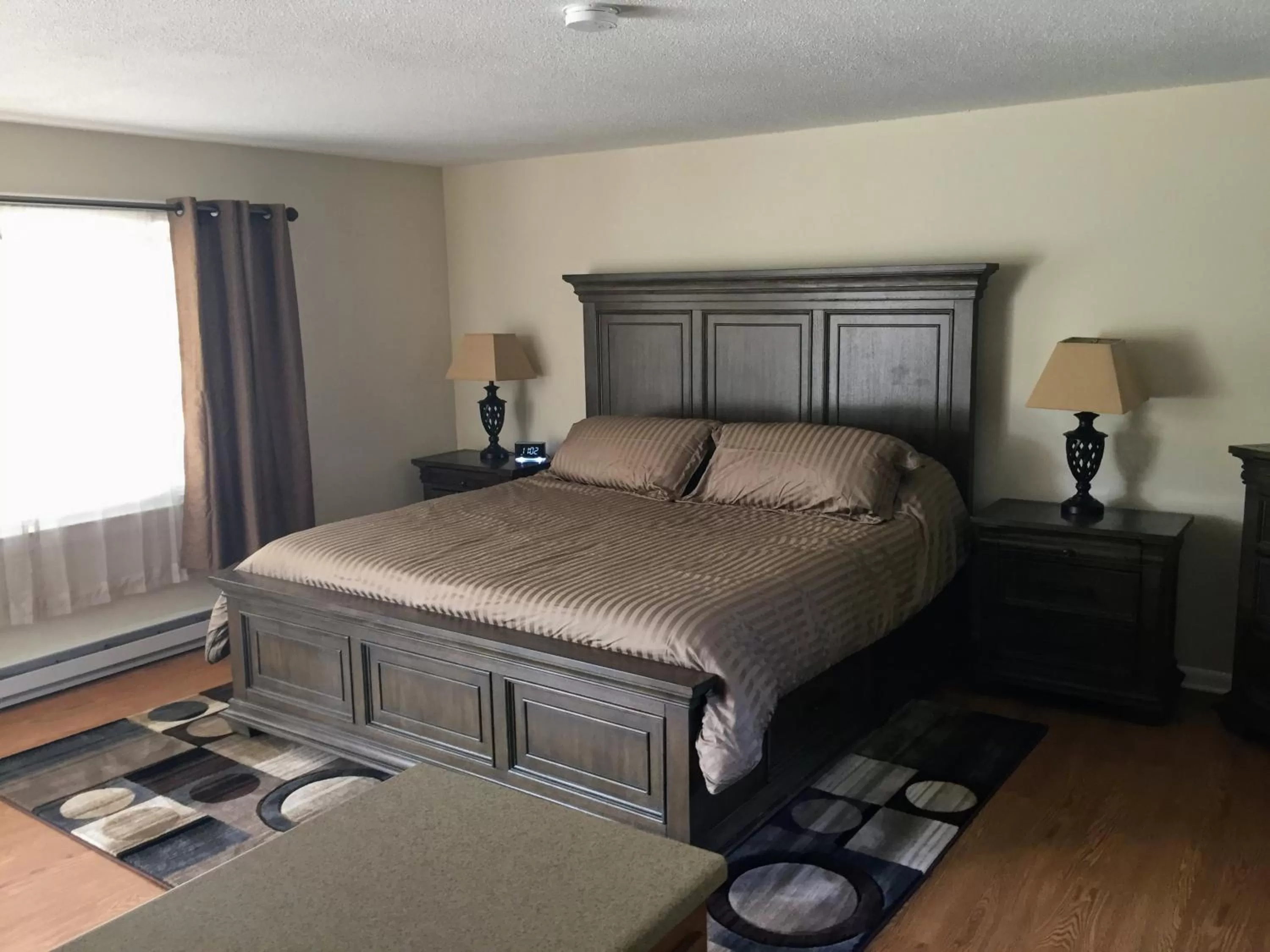 Bed in Shore Road Inn