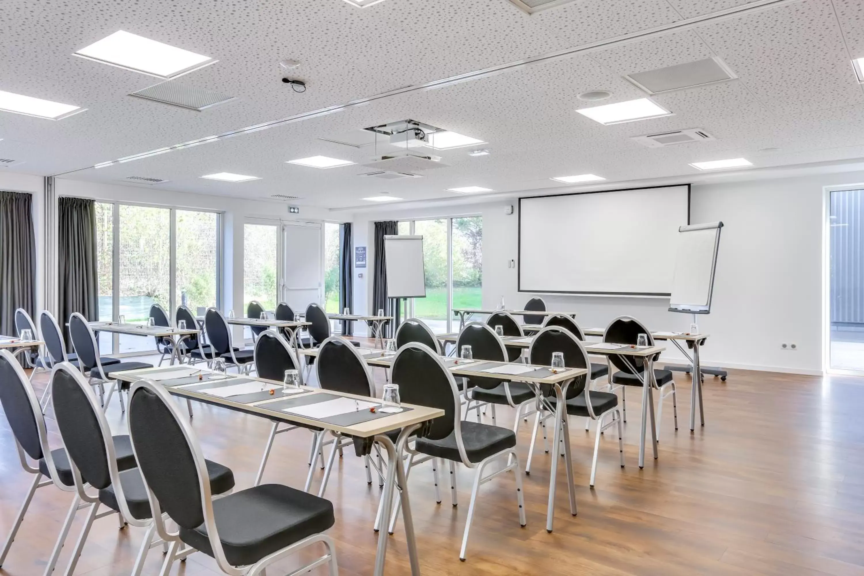 Meeting/conference room in Inspiration by balladins Caen Mémorial