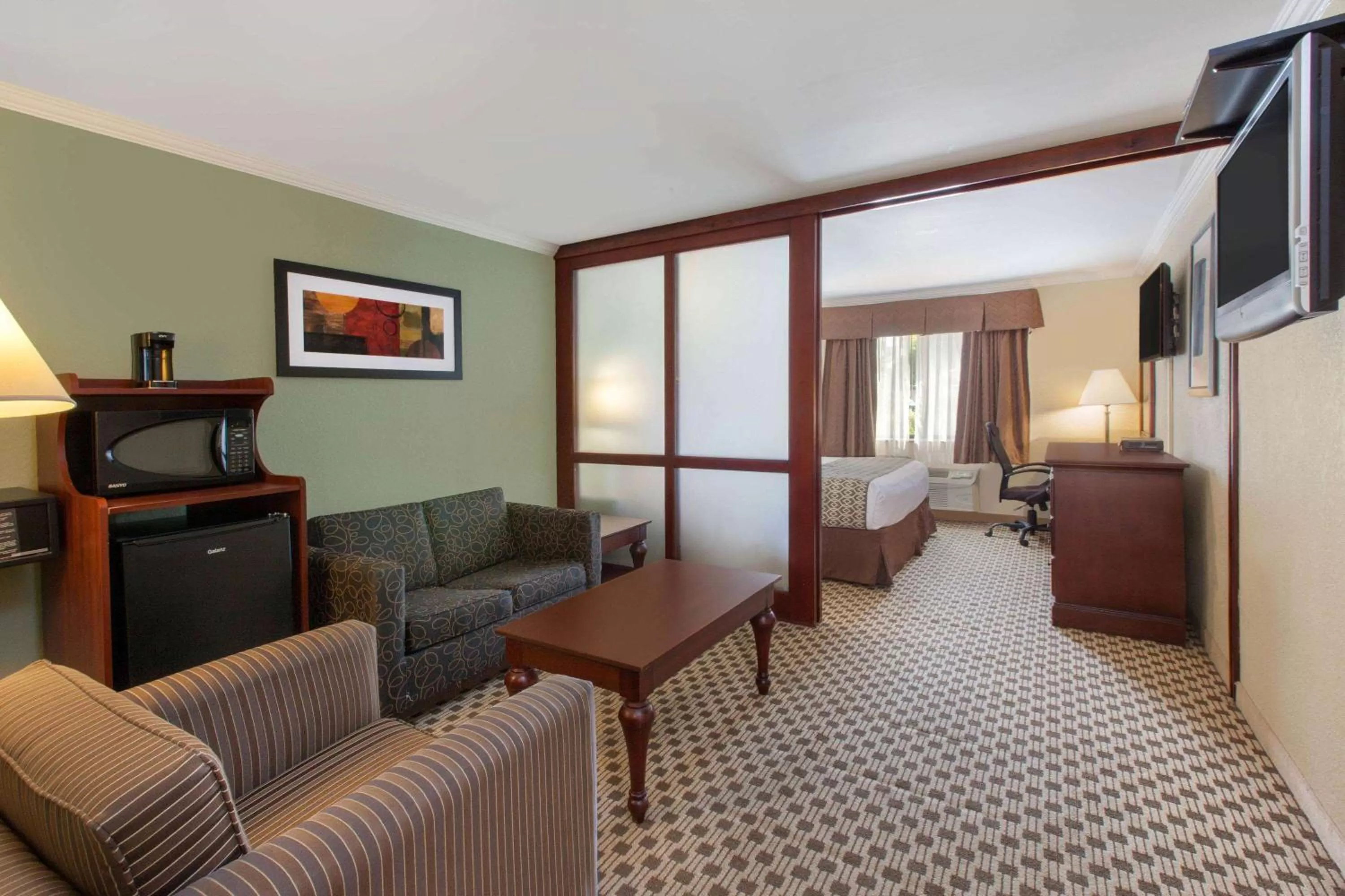 Photo of the whole room, Bed in Baymont by Wyndham Pompton Plains/Wayne