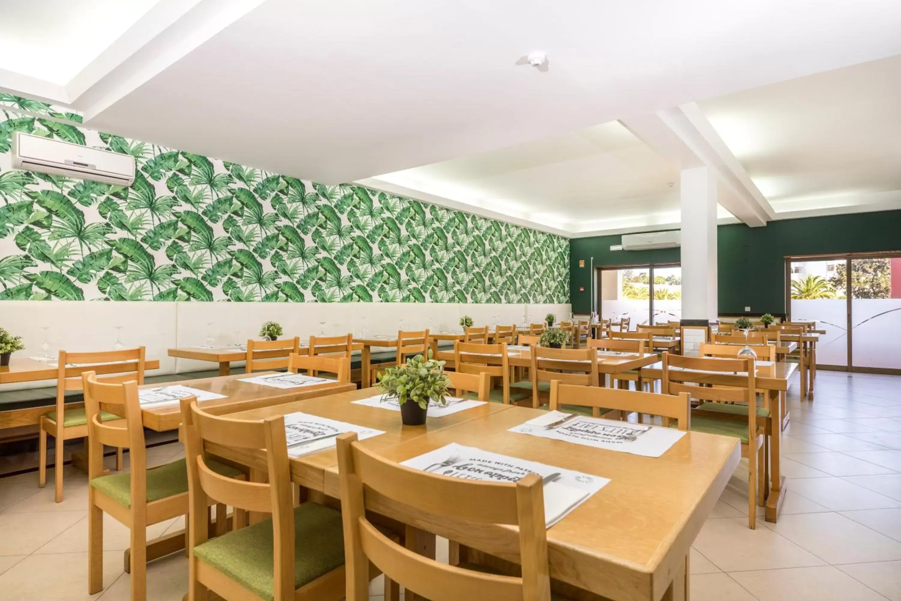 Restaurant/Places to Eat in Ukino Terrace Algarve Concept