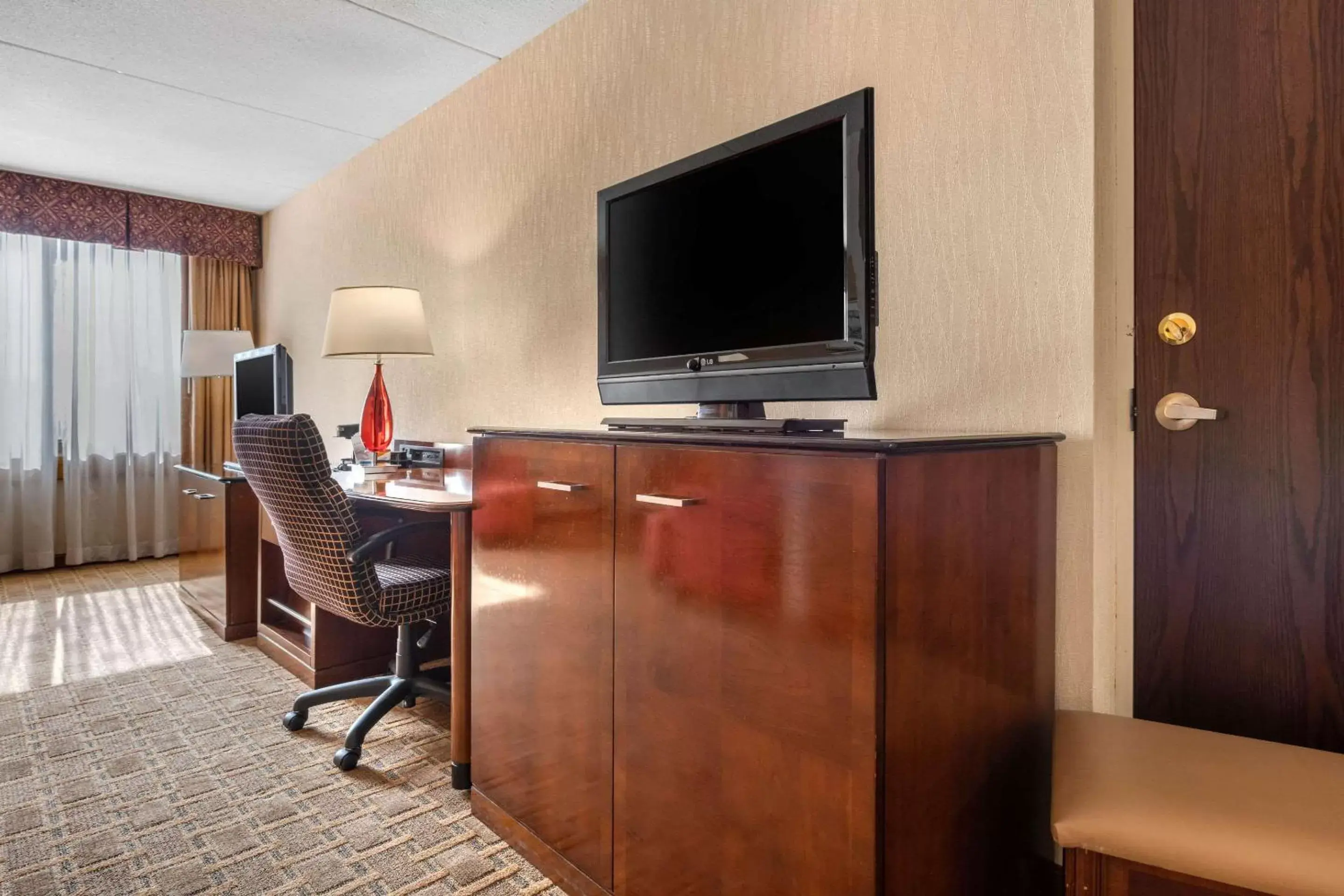 Bedroom, TV/Entertainment Center in Clarion Hotel Conference Center on Lake Erie