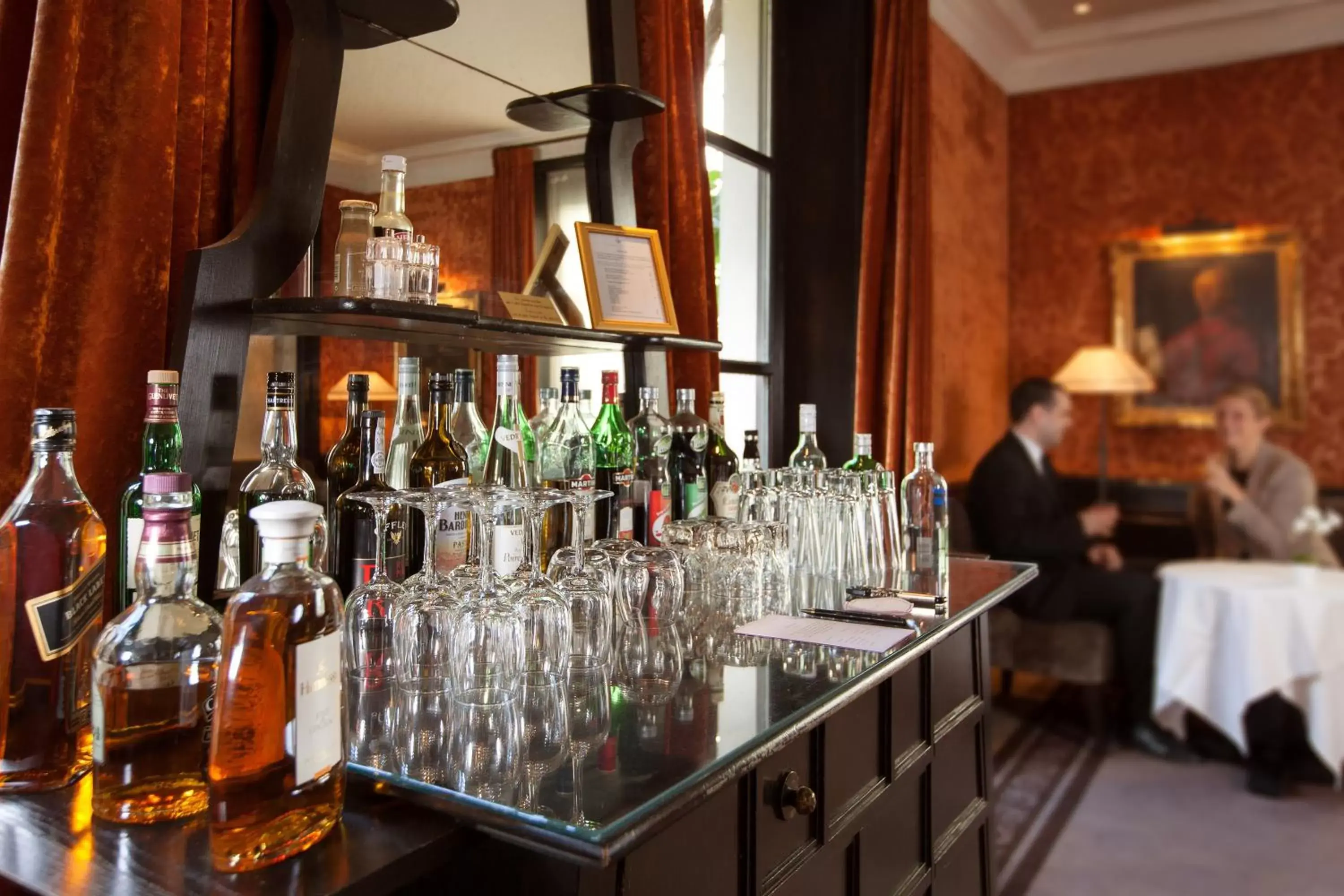 Lounge or bar in Le Pavillon de la Reine & Spa