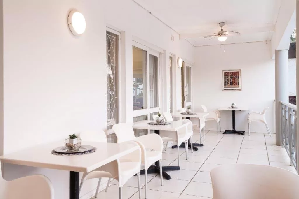 Dining area in Flamingo Rocks