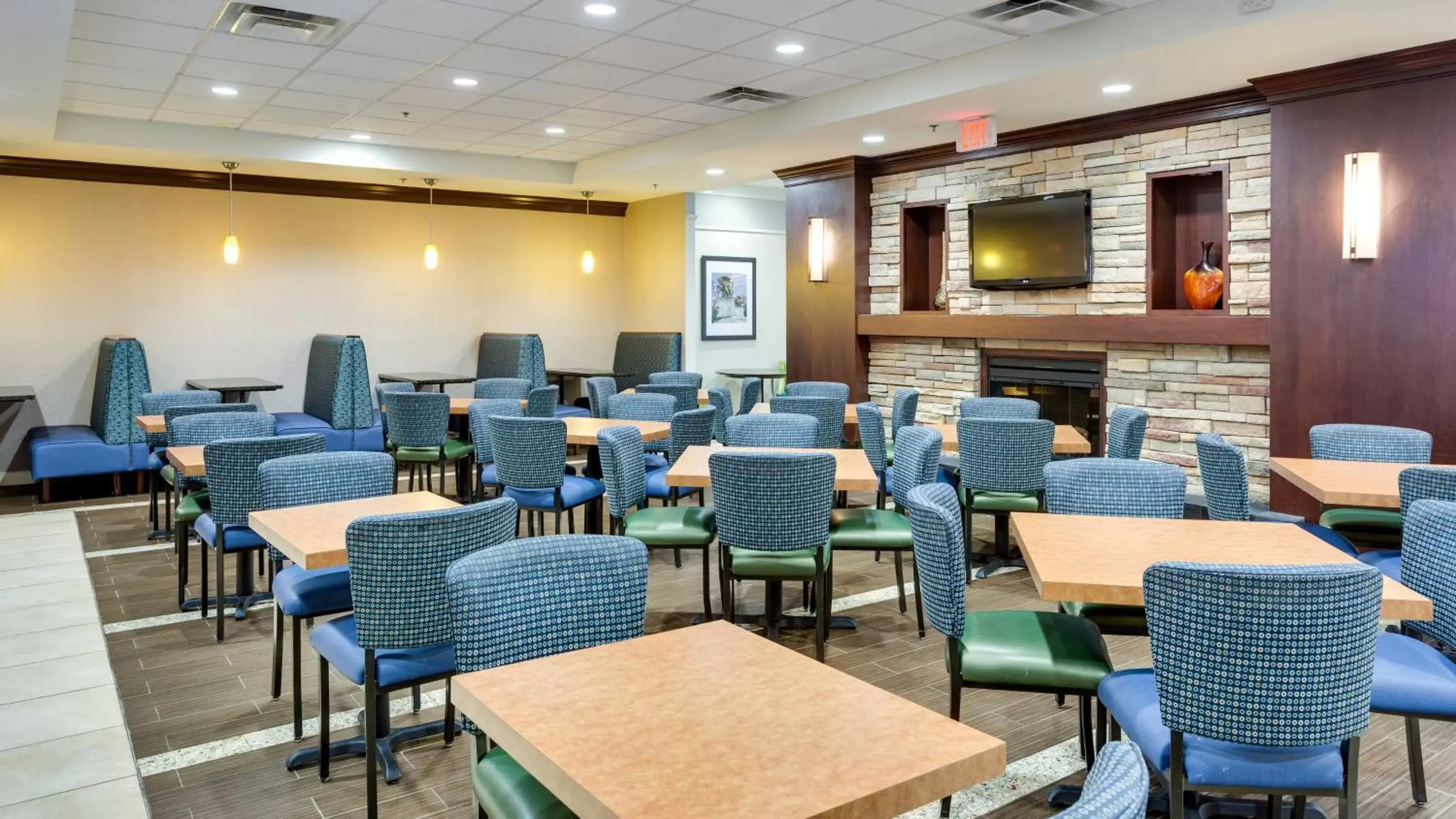 Breakfast, Restaurant/Places to Eat in Holiday Inn Express Washington DC SW - Springfield, an IHG Hotel